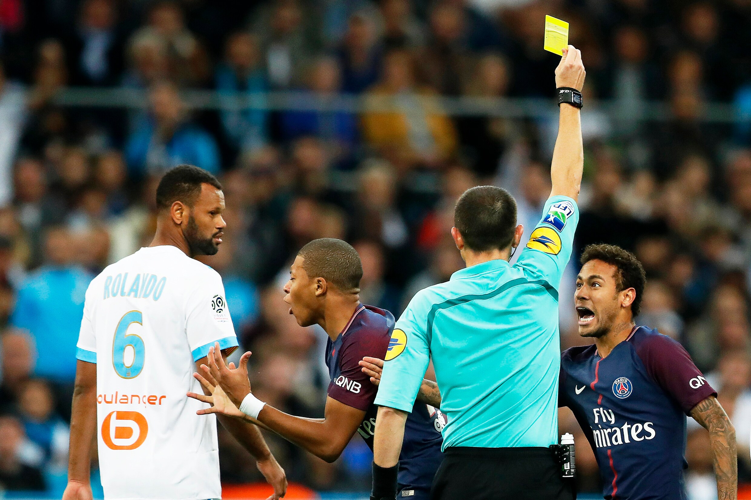 Cavani behoedt PSG van verlies in Marseille na goal en rood voor Neymar