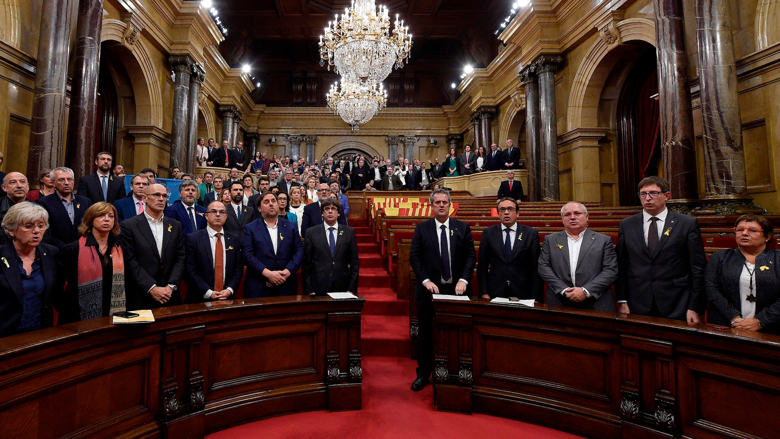 Spanje ontslaat Catalaanse regering en ontbindt parlement, verkiezingen op 21 december