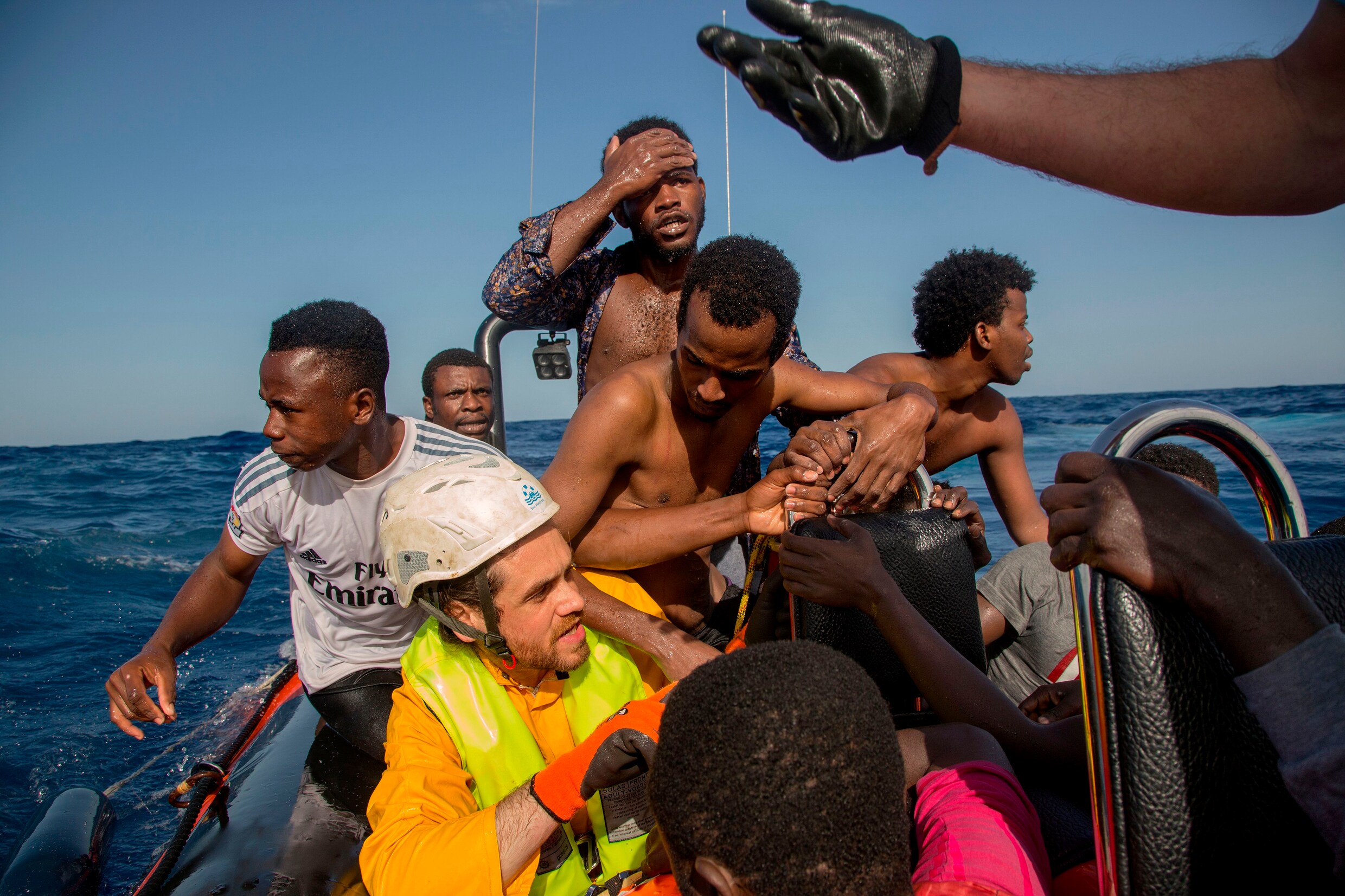 1500 migranten gered op Middellandse Zee in drie dagen tijd - vrouw zit dood in bootje