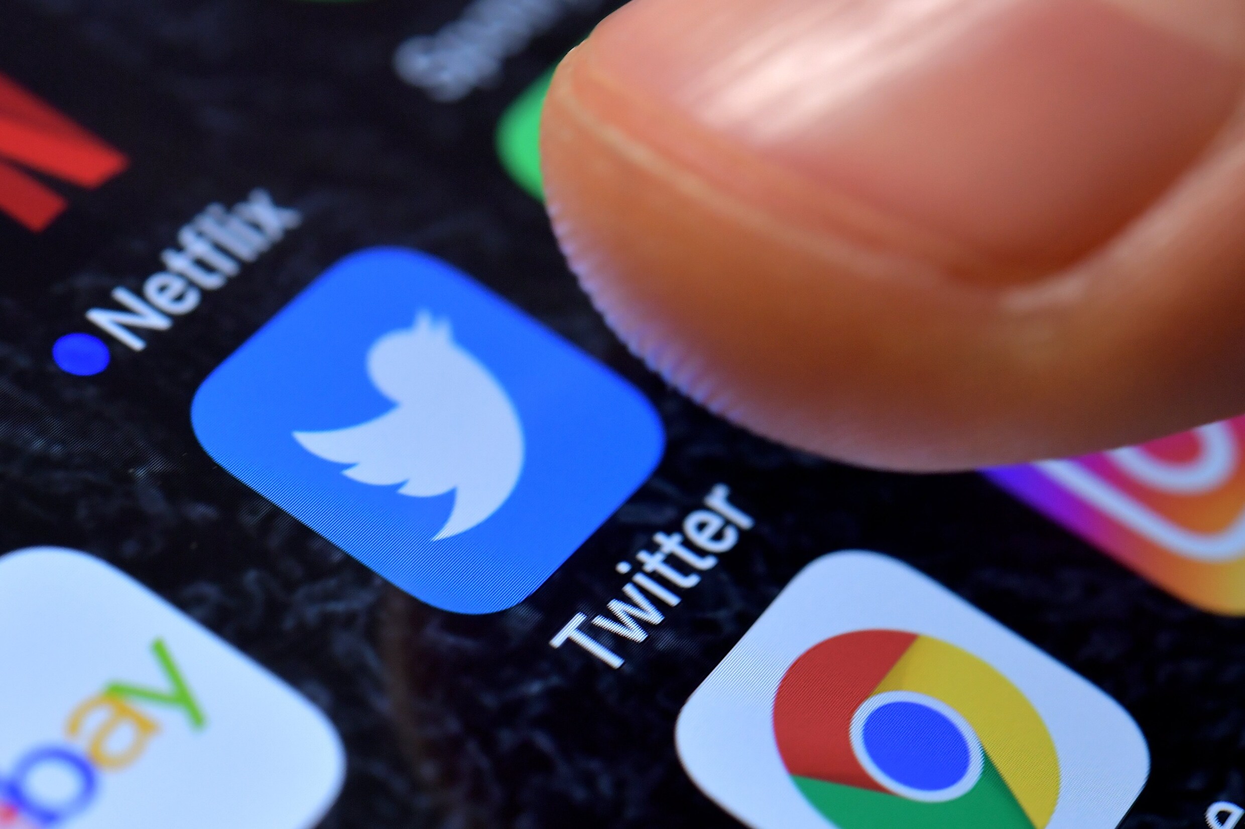 Geen vinkje meer voor haatzaaiers: Twitter wist verificatielogo bij extreemrechtse prominenten