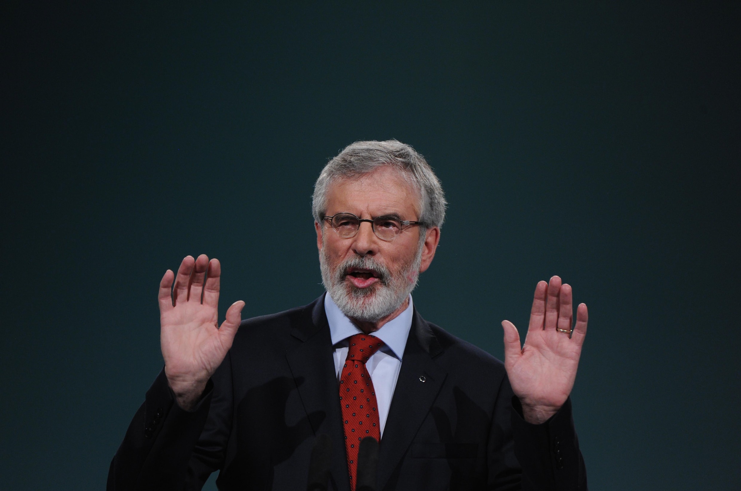 Sinn Féin-leider Gerry Adams stapt na bijna 35 jaar op als partijvoorzitter