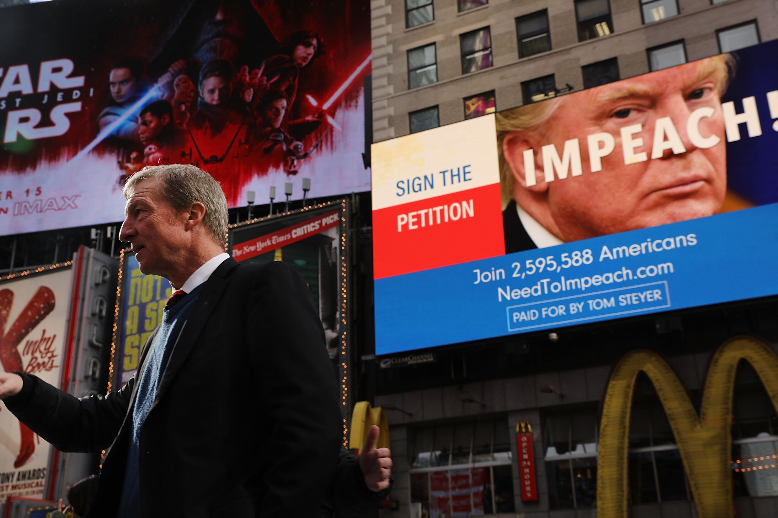 Miljardair betaalt 20 miljoen dollar voor enorme billboards op Times Square, gericht aan Trump: "Neem ontslag!"