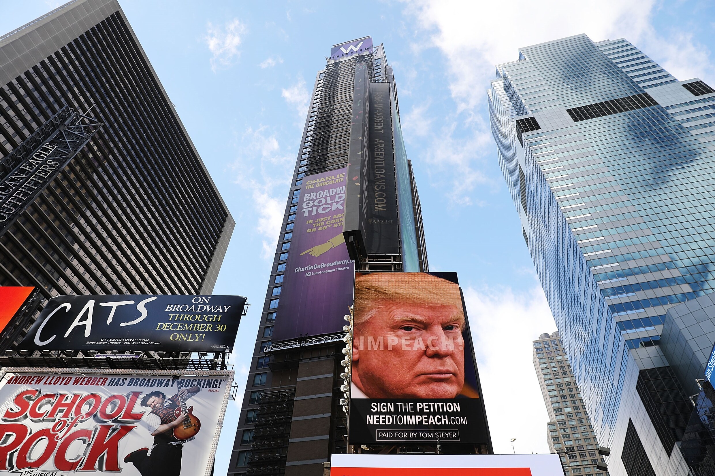 Miljardair betaalt 20 miljoen dollar voor enorme billboards op Times Square, gericht aan Trump: "Neem ontslag!"