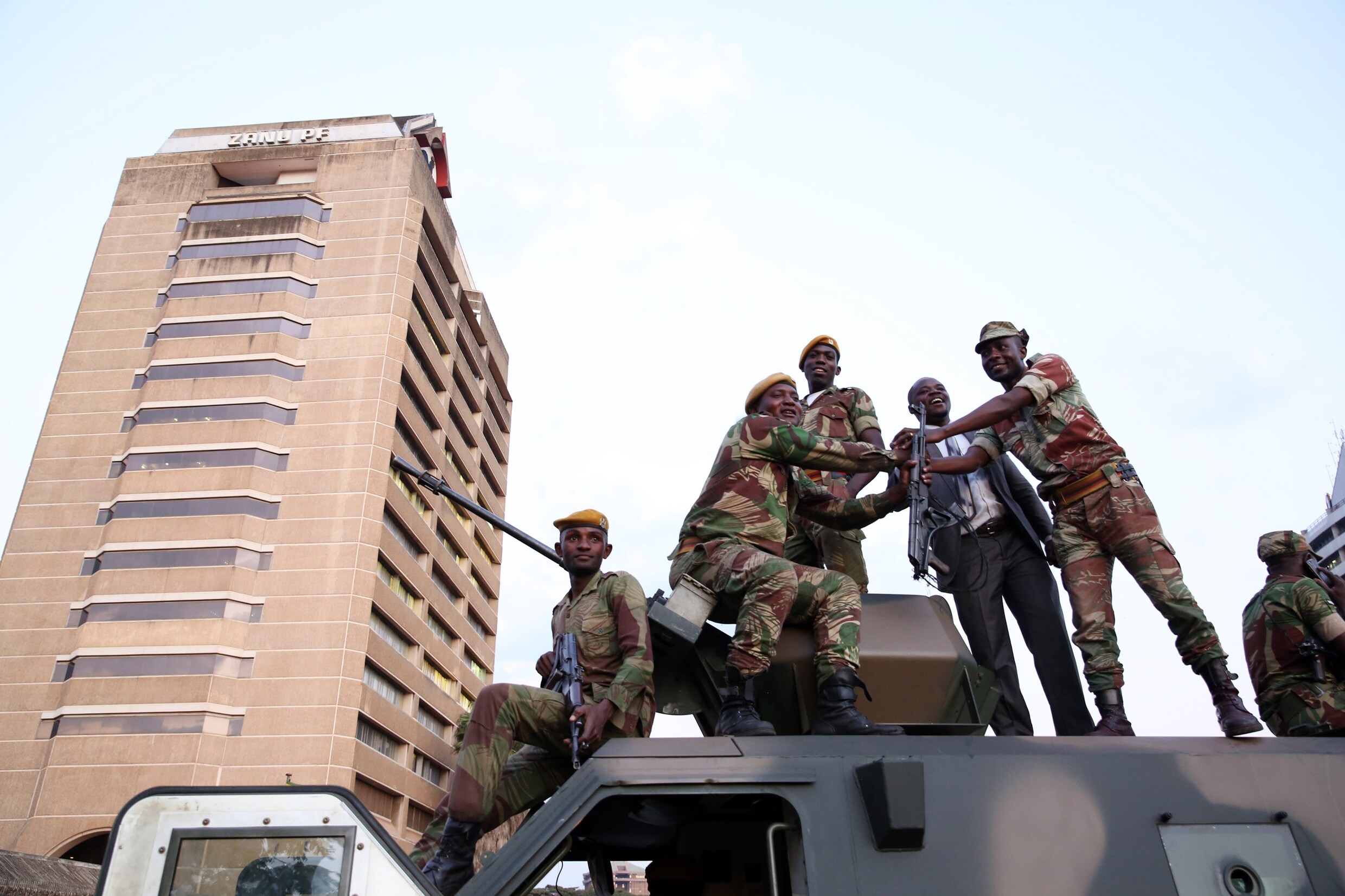 Uitspraak dat leger de macht niet zal afstaan leidt tot ophef in Zimbabwe