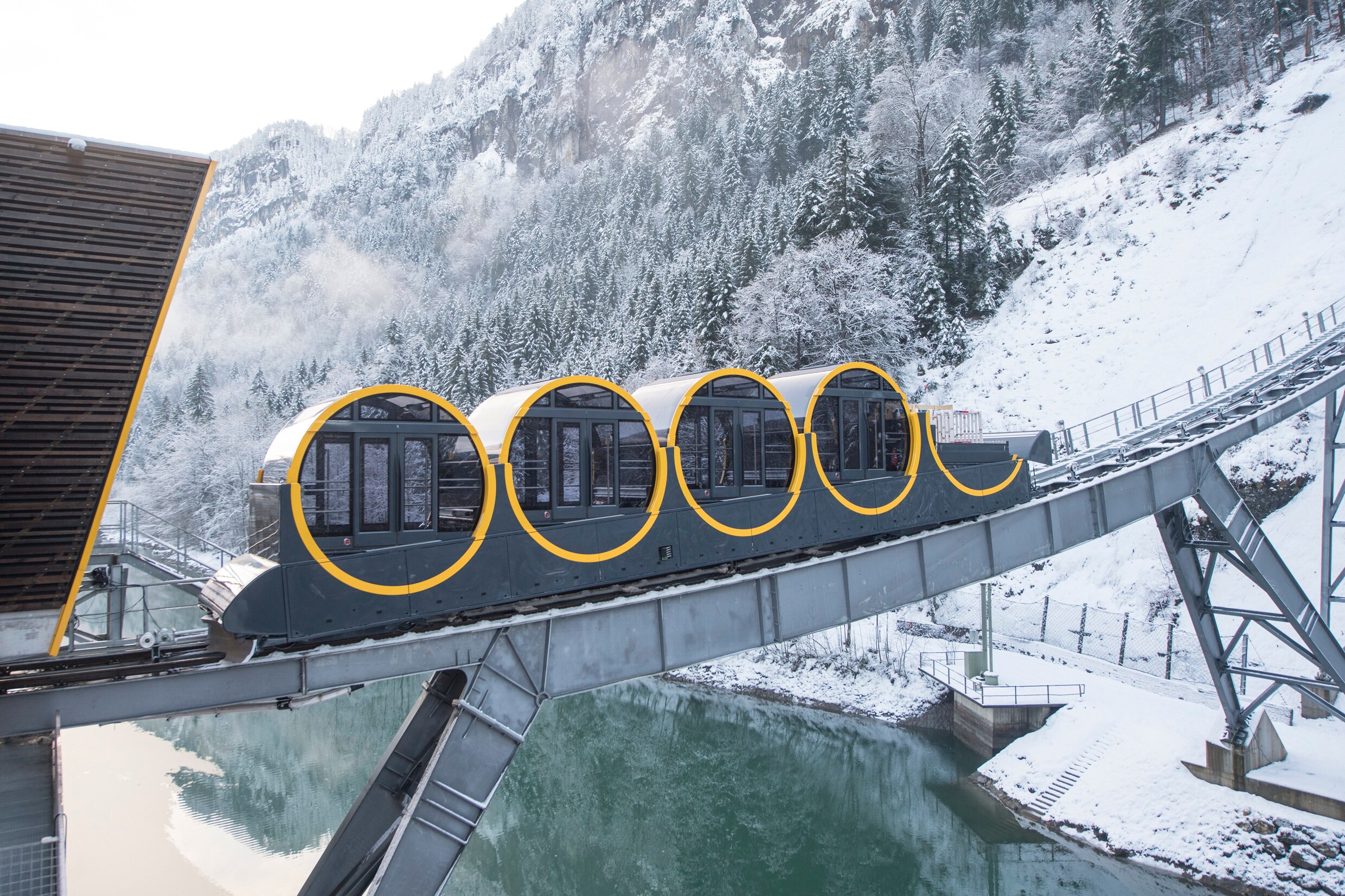 Steilste kabelspoorweg opent in Zwitserland