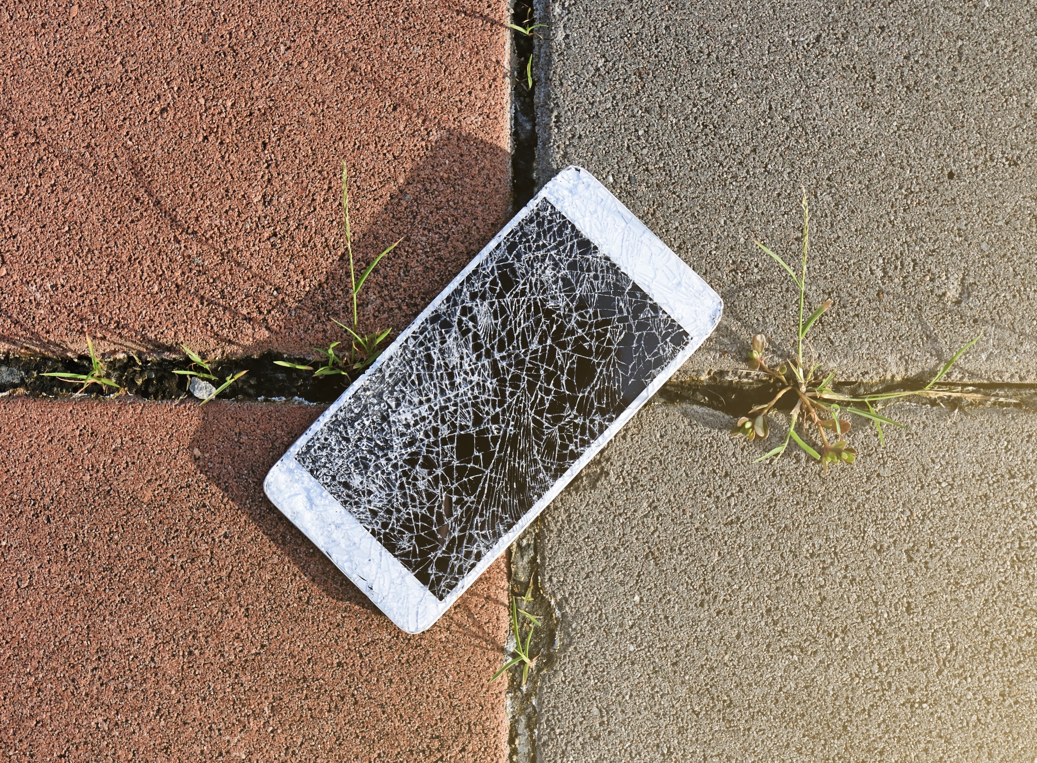 Einde van het gebroken smartphonescherm? Nieuw type glas kan u zelf herstellen
