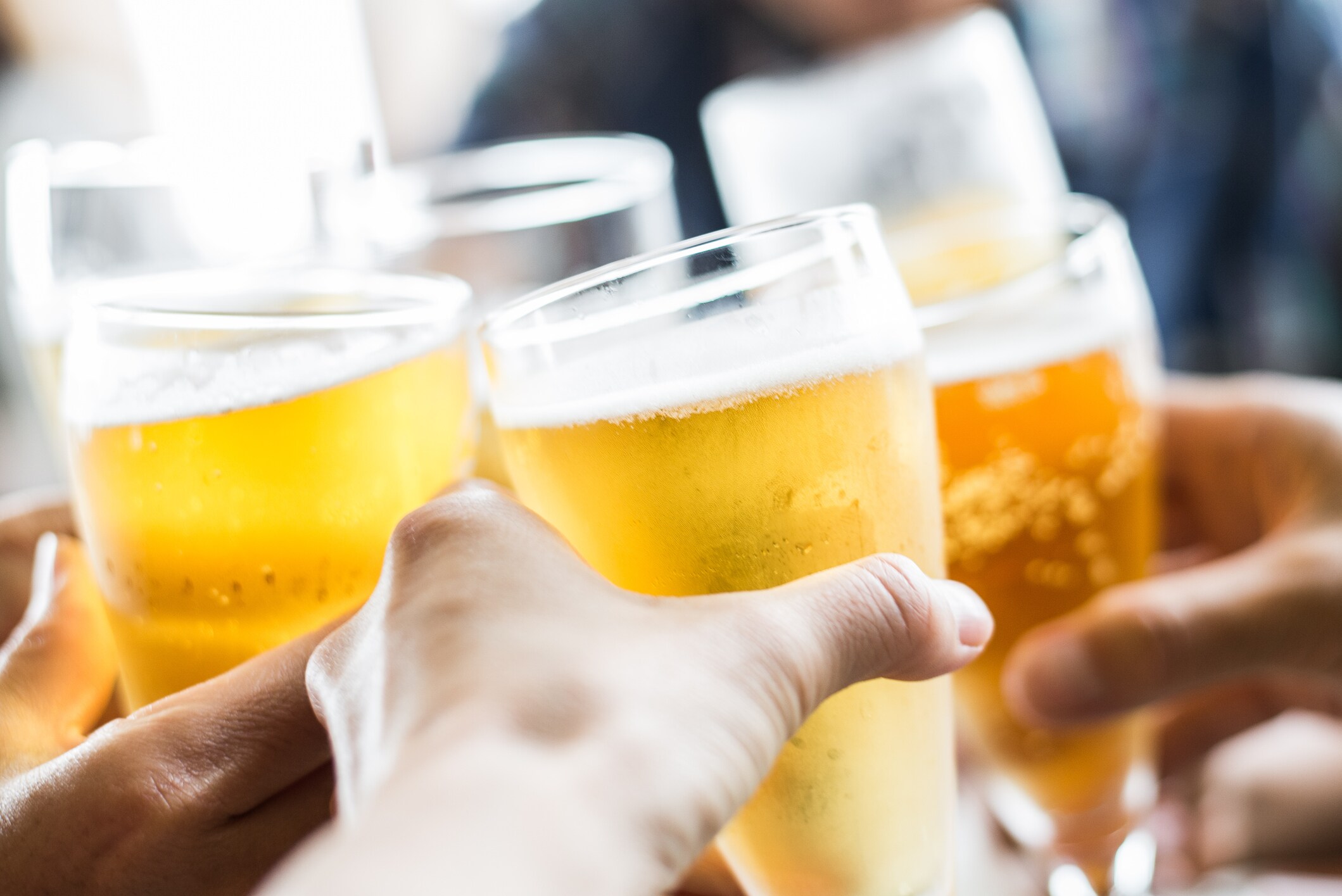 Studie: kleinere glazen bier en wijn redden mensenlevens