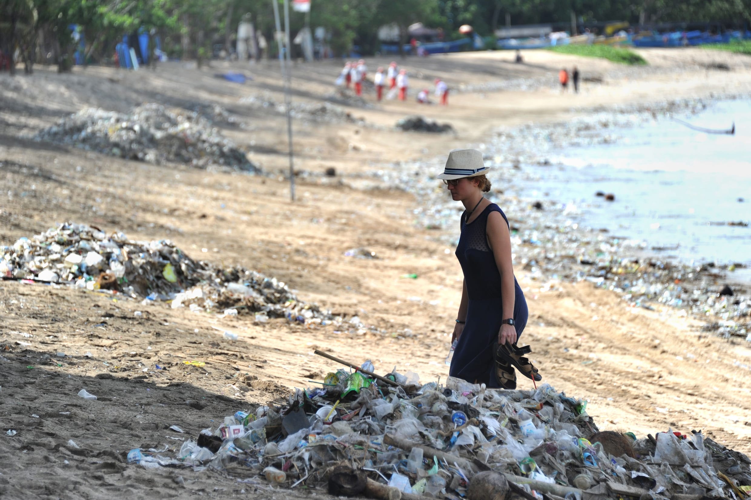 Ongezien: toeristische trekpleister van Bali is nu een zee van afval