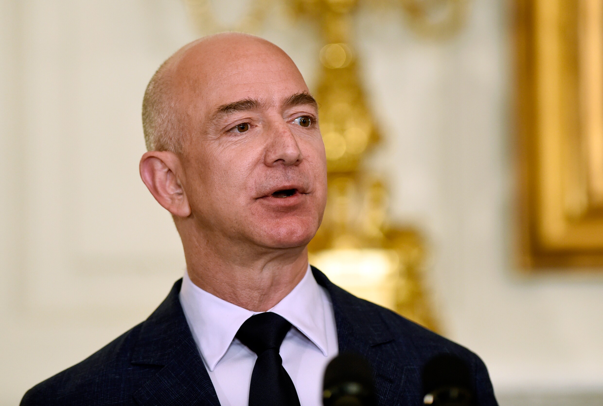 Jeff Bezos van Amazon is de rijkste persoon ter wereld én de eerste die ...