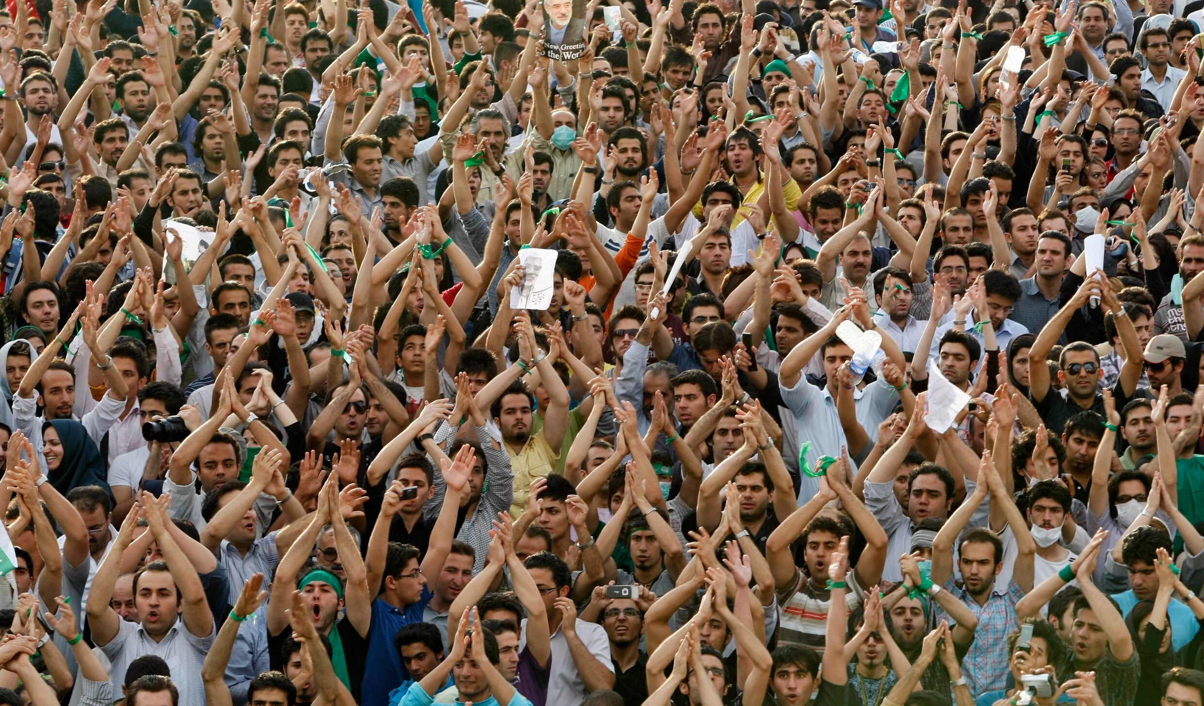 Grootste voetbalstadion van Iran ontvangt voor het eerst een vrouwenwedstrijd
