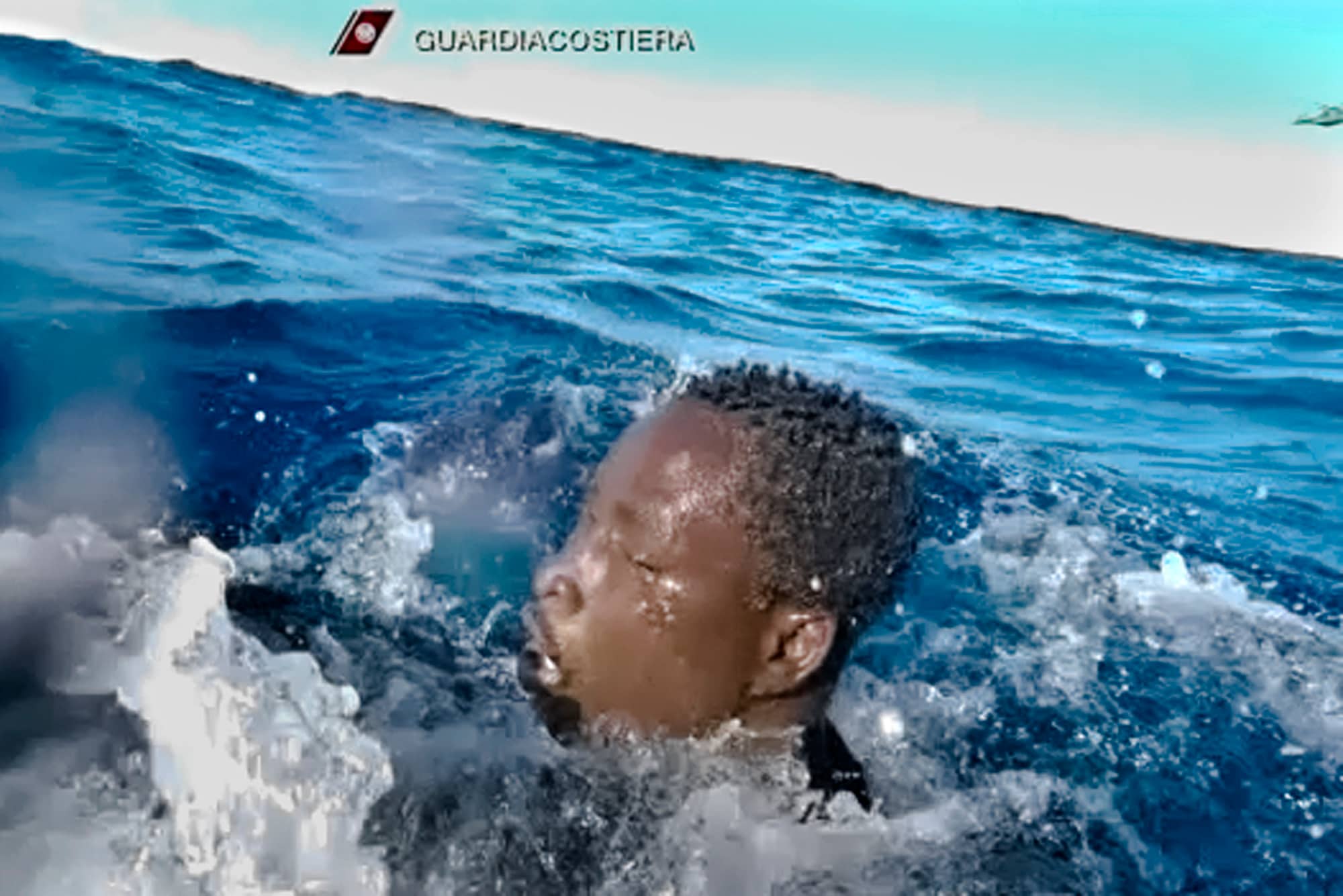Italiaanse kustwacht redt 800 bootvluchtelingen, 2 halen het niet