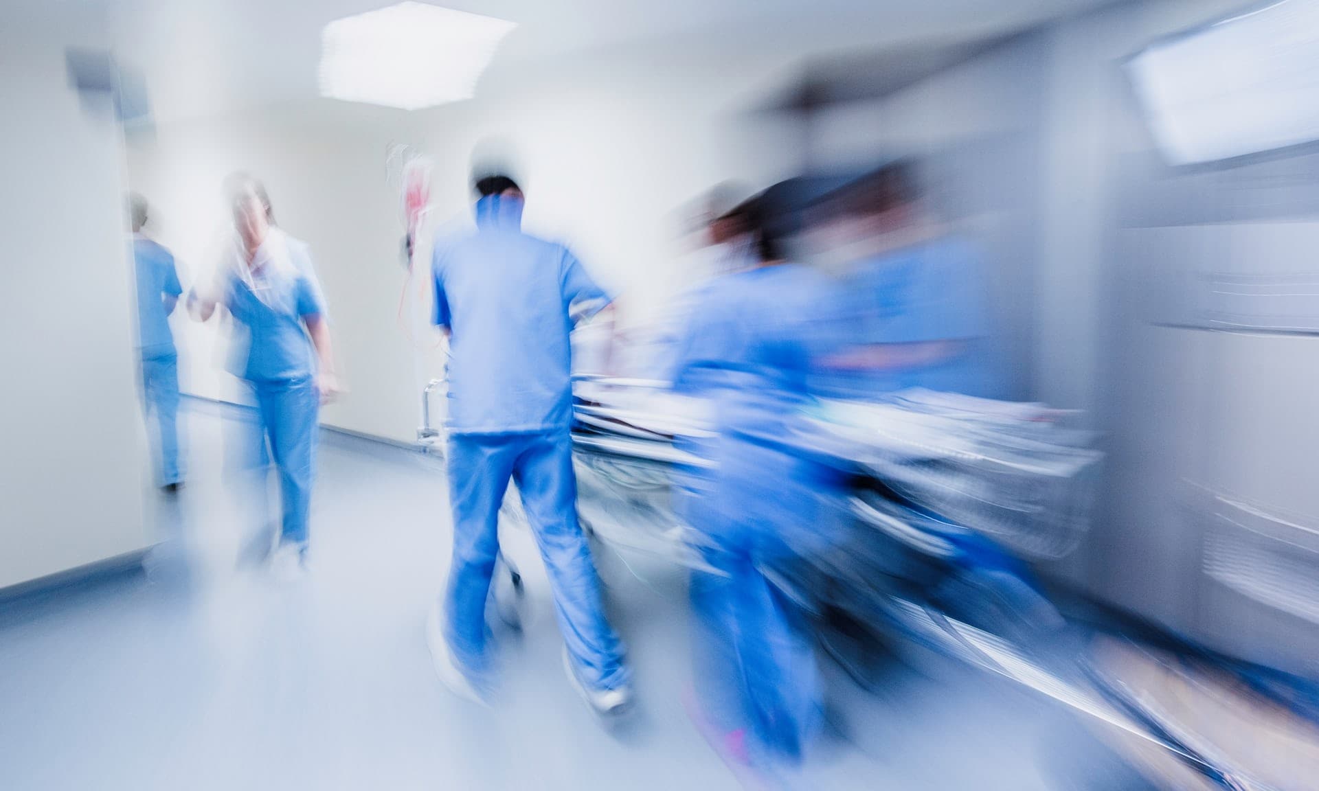 "Patiënten sterven in de gangen van onze ziekenhuizen": Britse spoedartsen luiden alarmklok