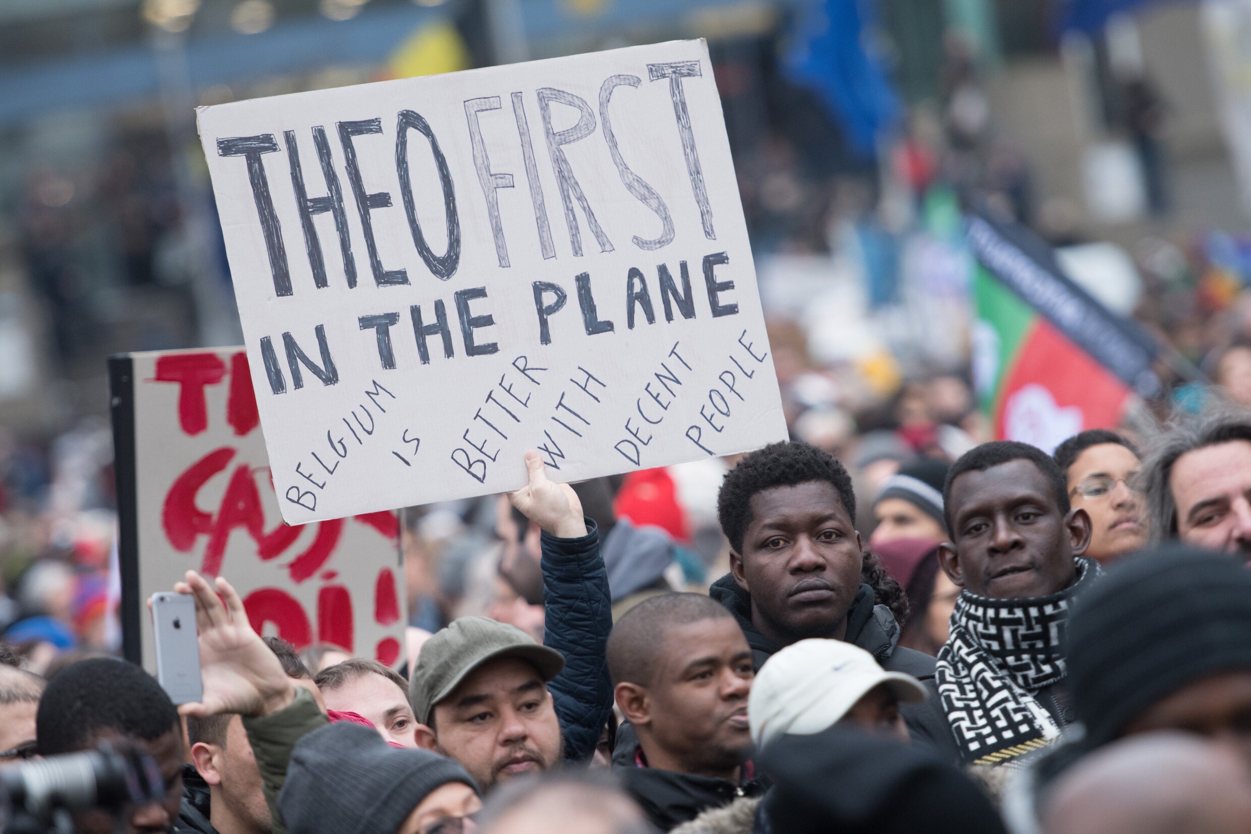 6.600 manifestanten vragen ontslag van Francken: "Theo moet als eerste het vliegtuig op"