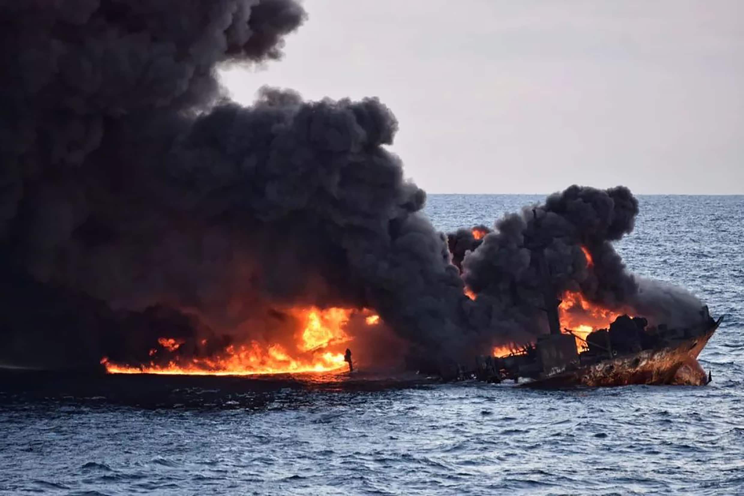 Brandende olietanker gezonken voor Chinese kust: geen overlevenden