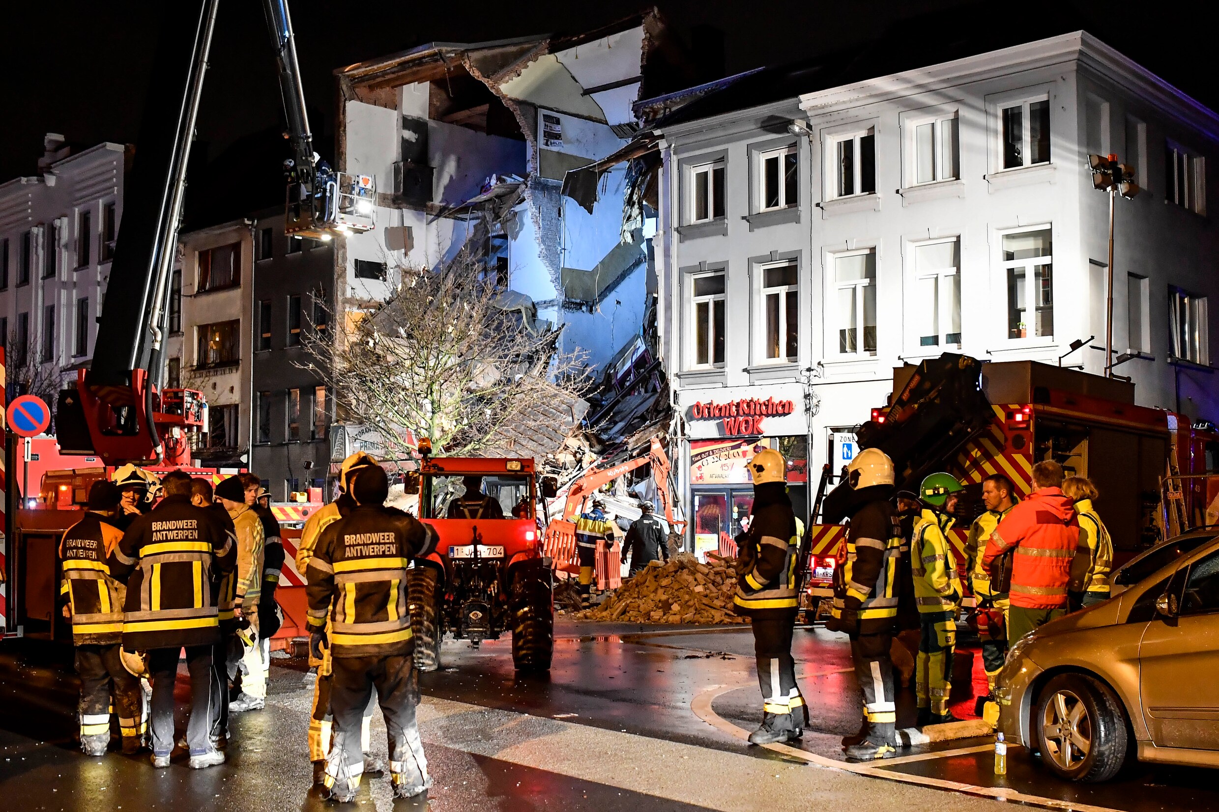 Gebouw ingestort na ontploffing in Antwerpen: 2 doden en 14 gewonden
