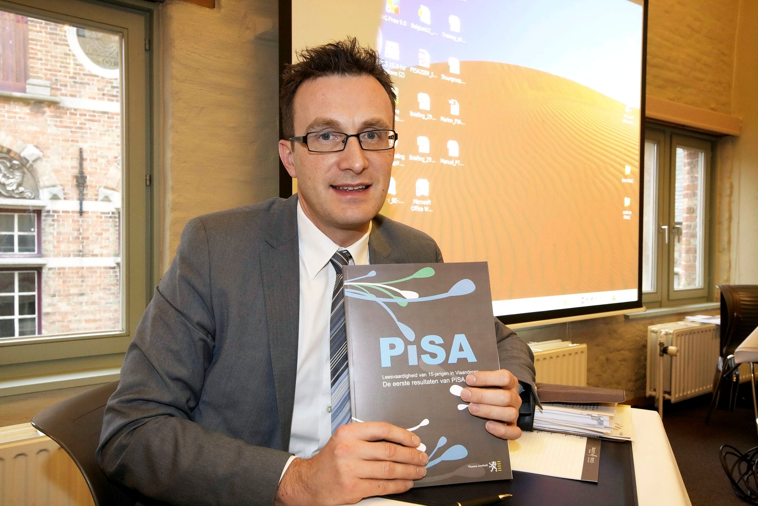 Vlaamse professoren verbolgen over uitspraak Pascal Smet | De Morgen