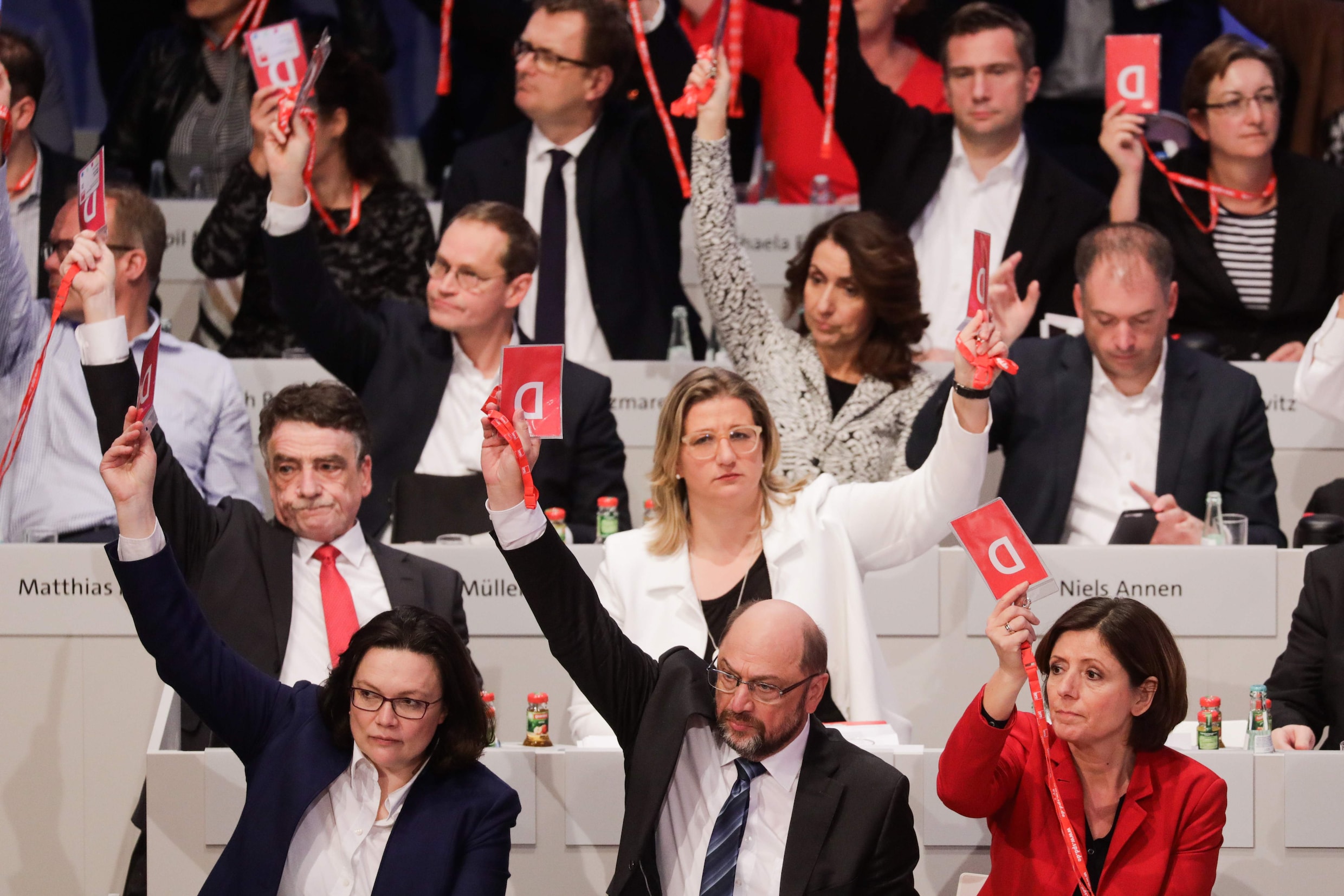 Duitse sociaaldemocraten maken weg vrij voor coalitieonderhandelingen met Merkel