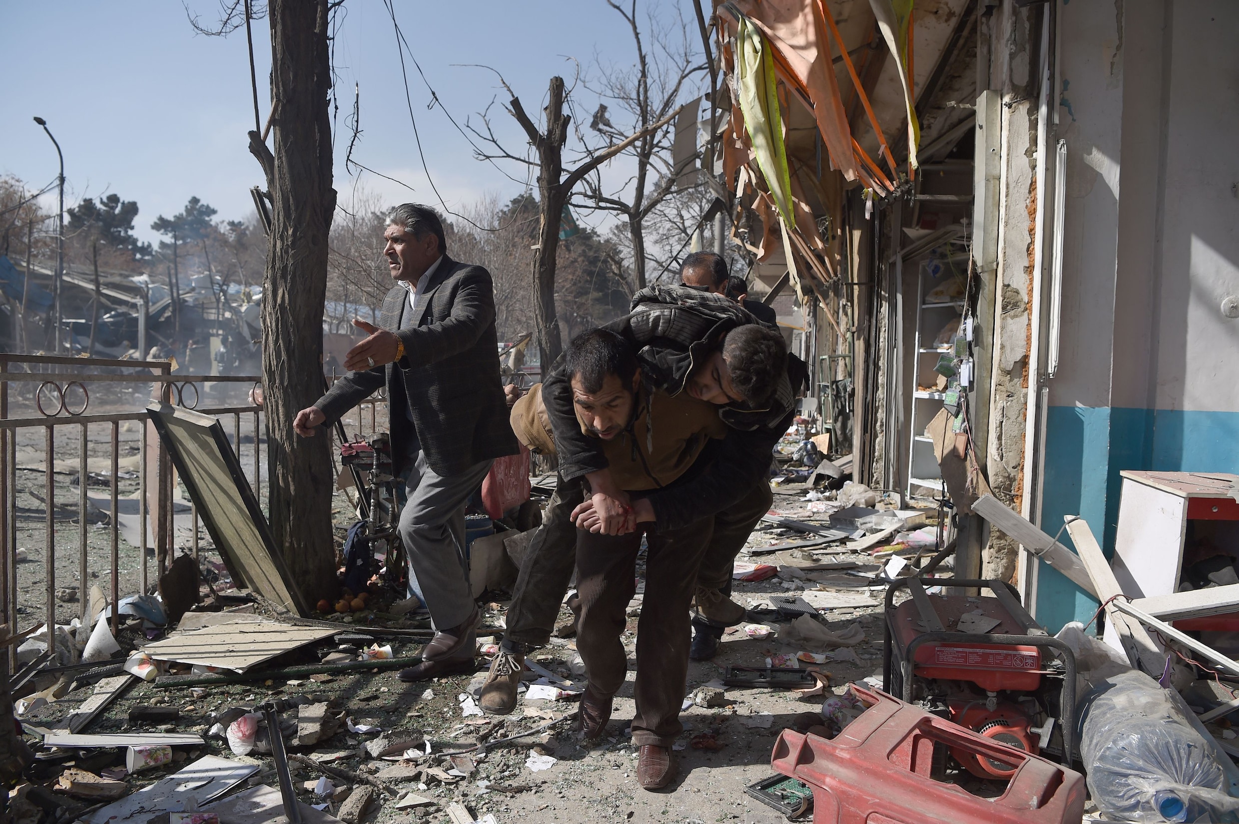 Bomauto vermomd als ambulance richt bloedbad aan in Kabul: 95 doden