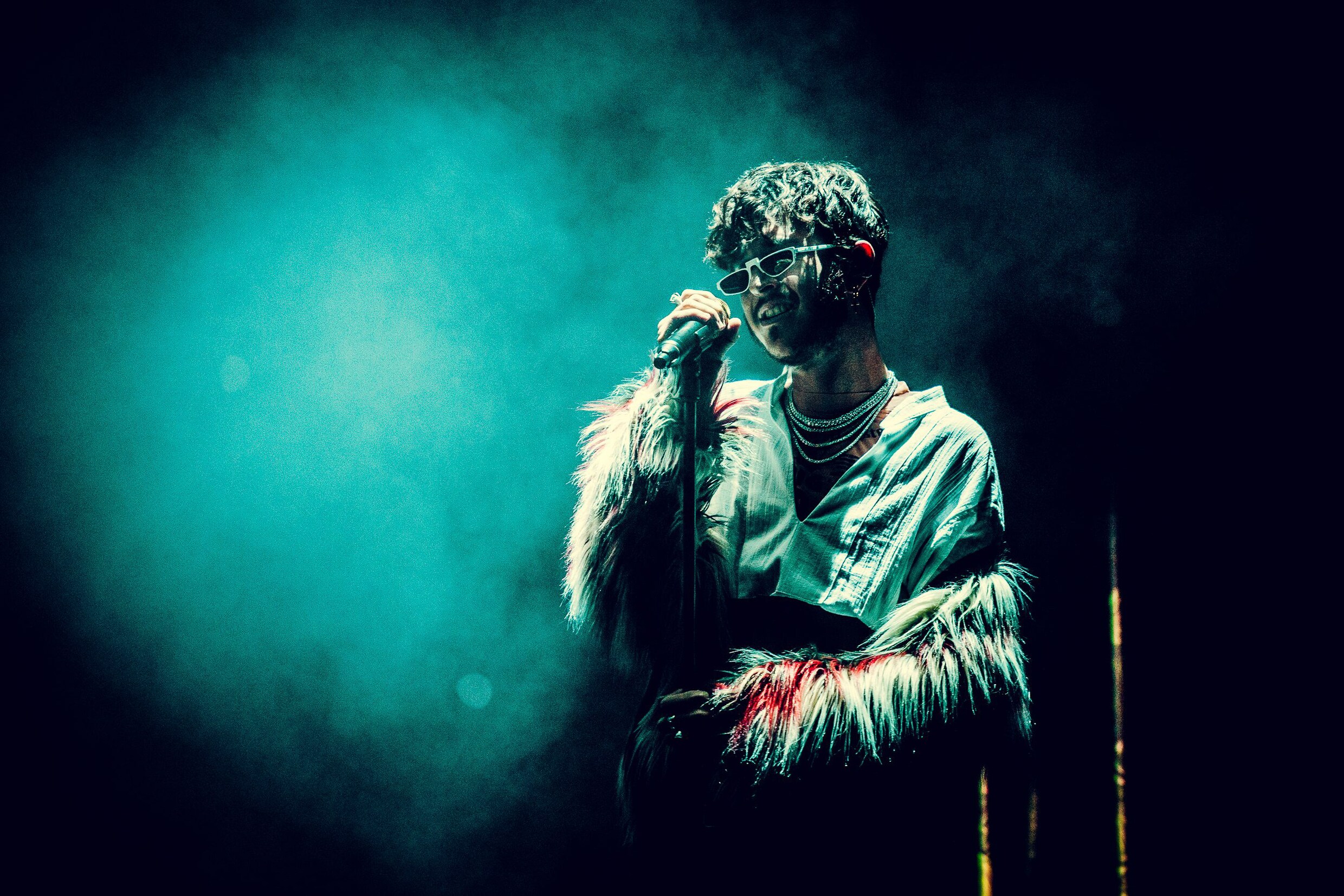 Hoe hartzeer en zelftherapie leidden tot de hit ‘Strange Entity’ van ...