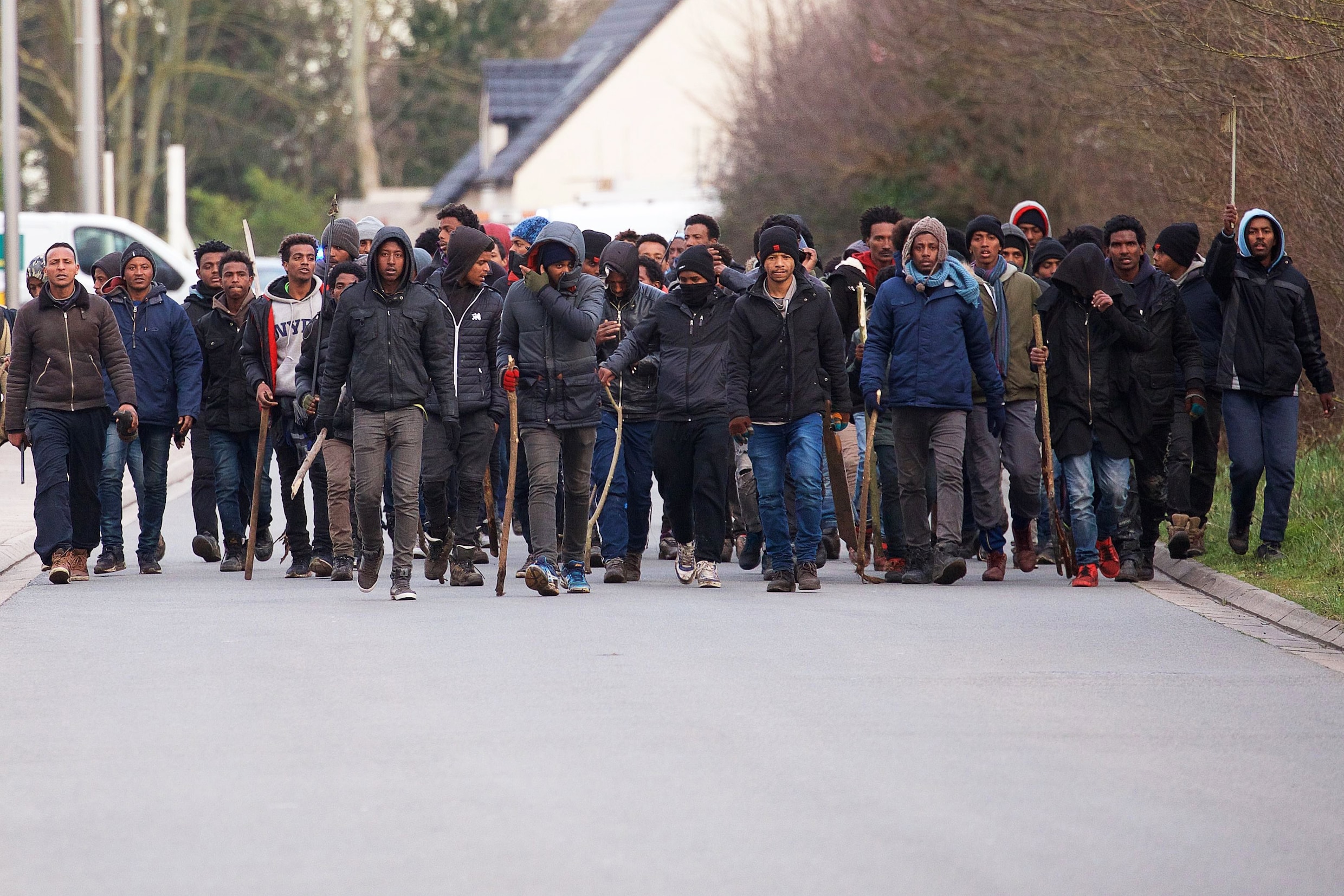 Vier migranten kritiek na vechtpartijen én schietpartij in Calais: "Zulk geweld hebben we hier nooit eerder gezien"