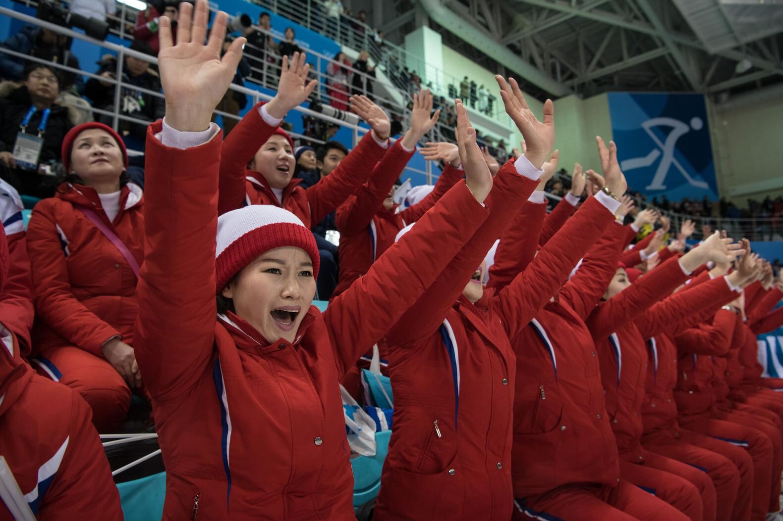 Noord-Koreaanse cheerleaders blijven juichen terwijl gezamenlijk Koreaans ijshockeyteam wordt verpletterd
