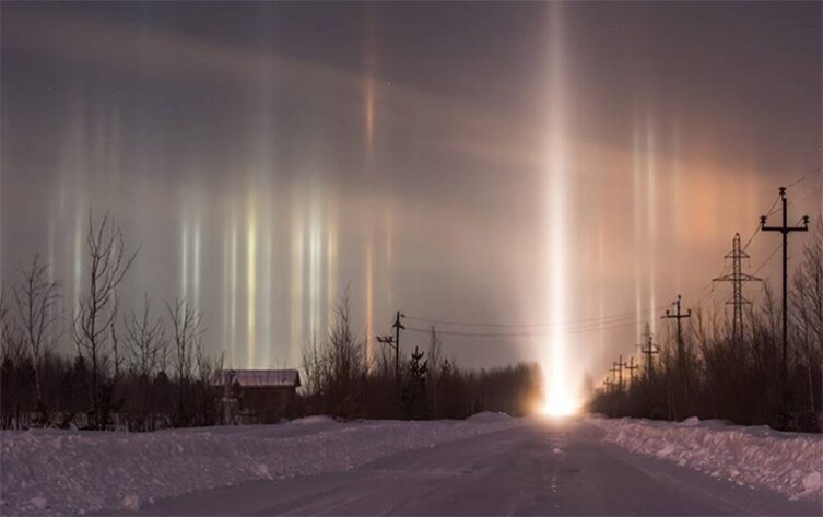 Russen verbaasd over betoverende lichtzuilen aan nachtelijke hemel