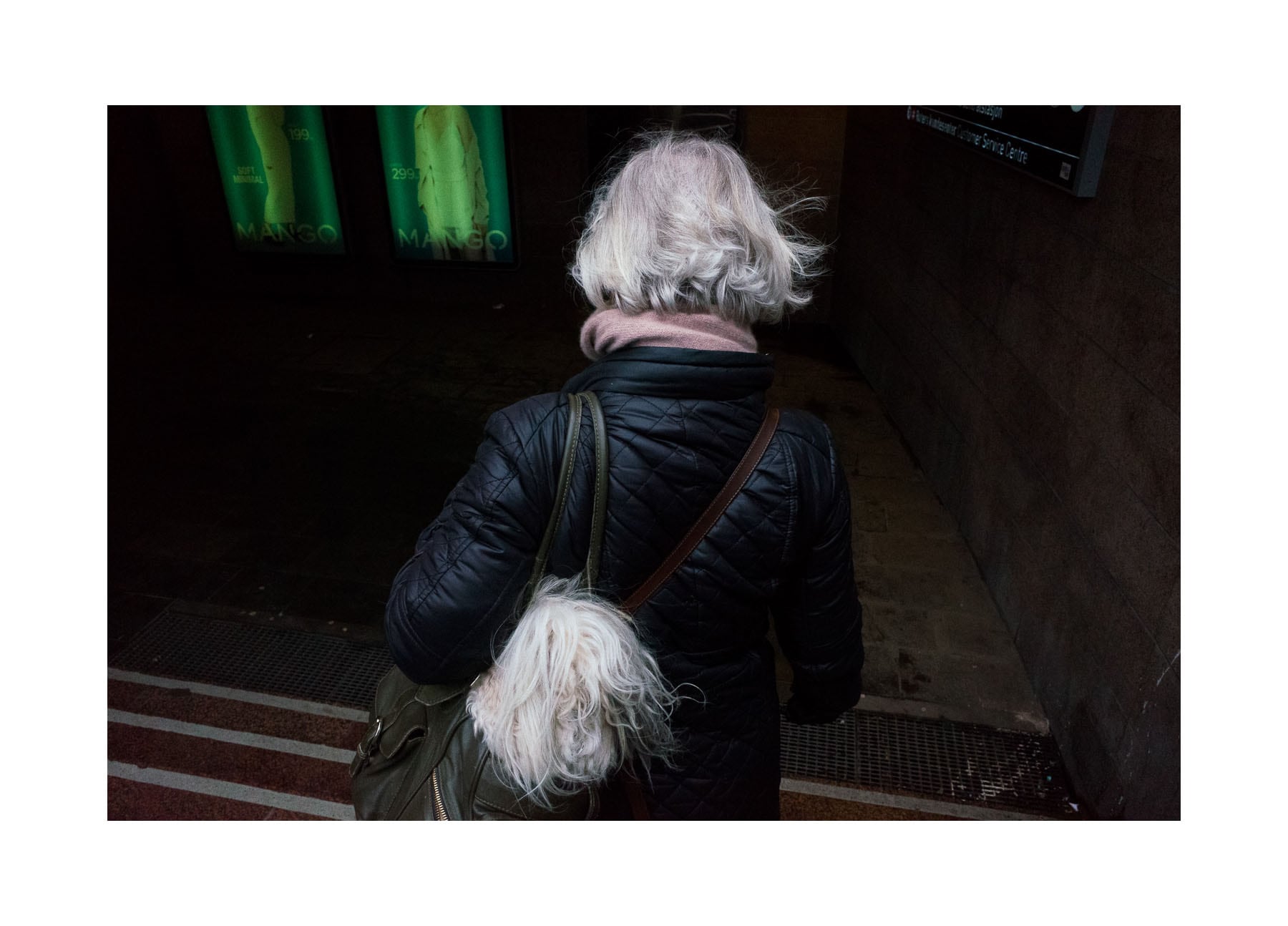 Fotograaf Pau Buscató slentert door de stad, op zoek naar het toeval