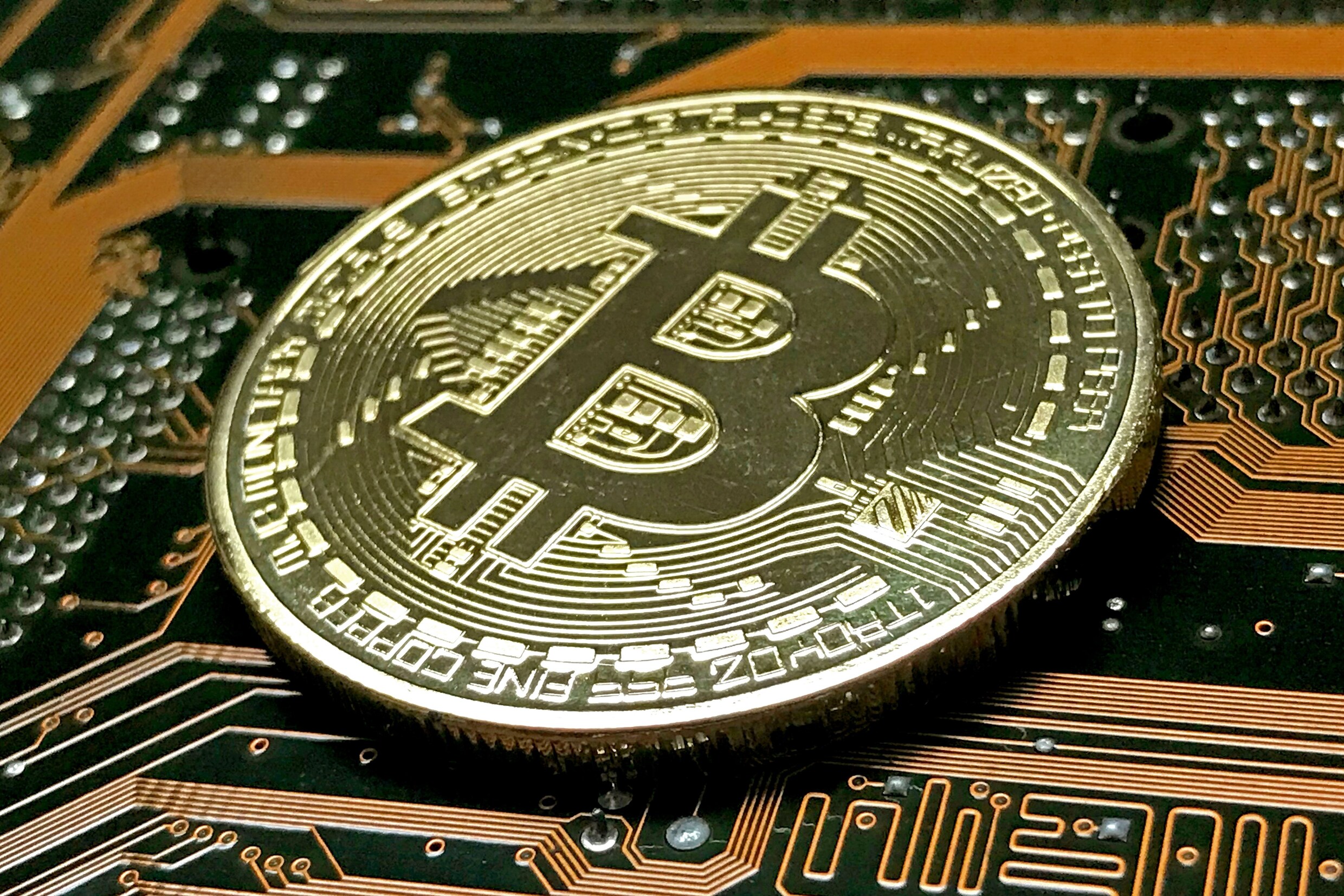 Chaos op cryptomarkt compleet: bitcoin opnieuw in vrije val, andere munten crashen mee