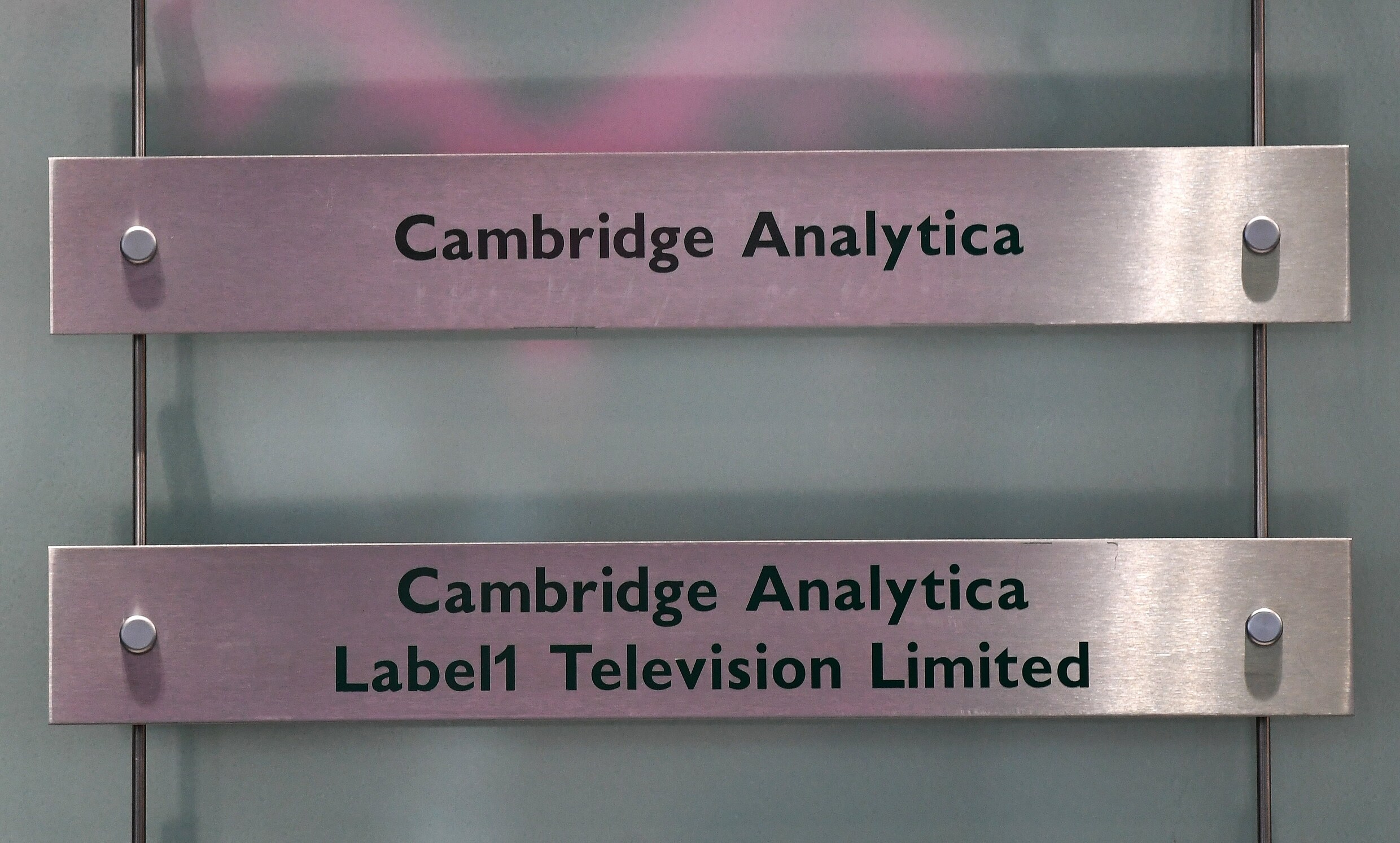 Speurders vallen binnen in kantoren Cambridge Analytica