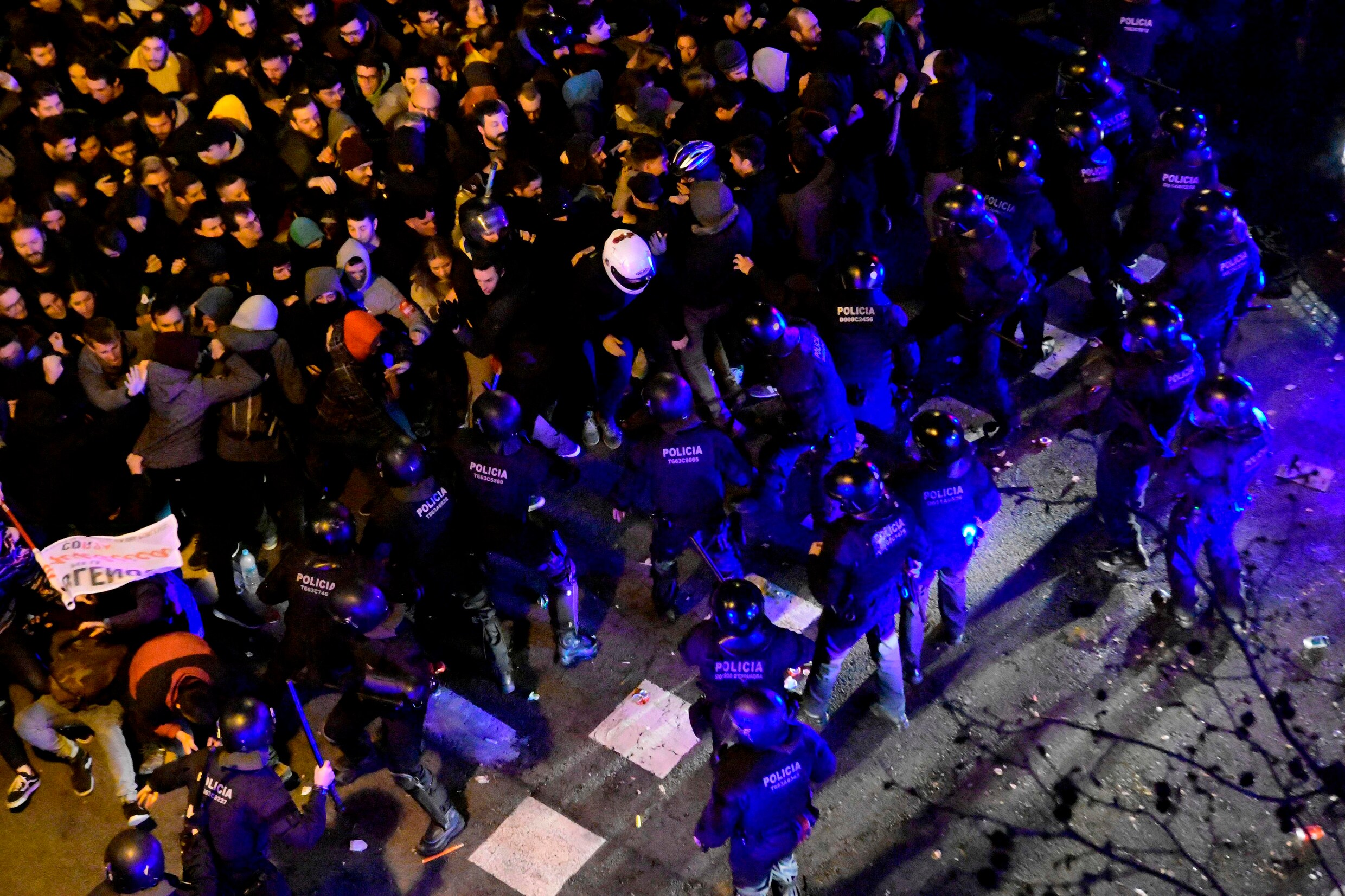 55.000 Catalanen op straat tegen arrestatie Puigdemont, 79 gewonden bij confrontaties met politie