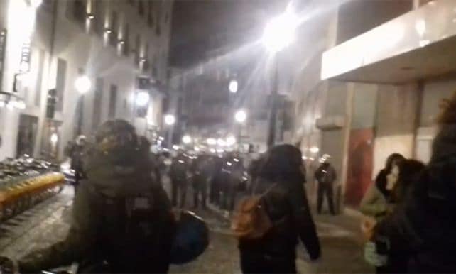 Feministische manifestanten klagen politieoptreden aan: "Robocops met schilden dreven ons samen"