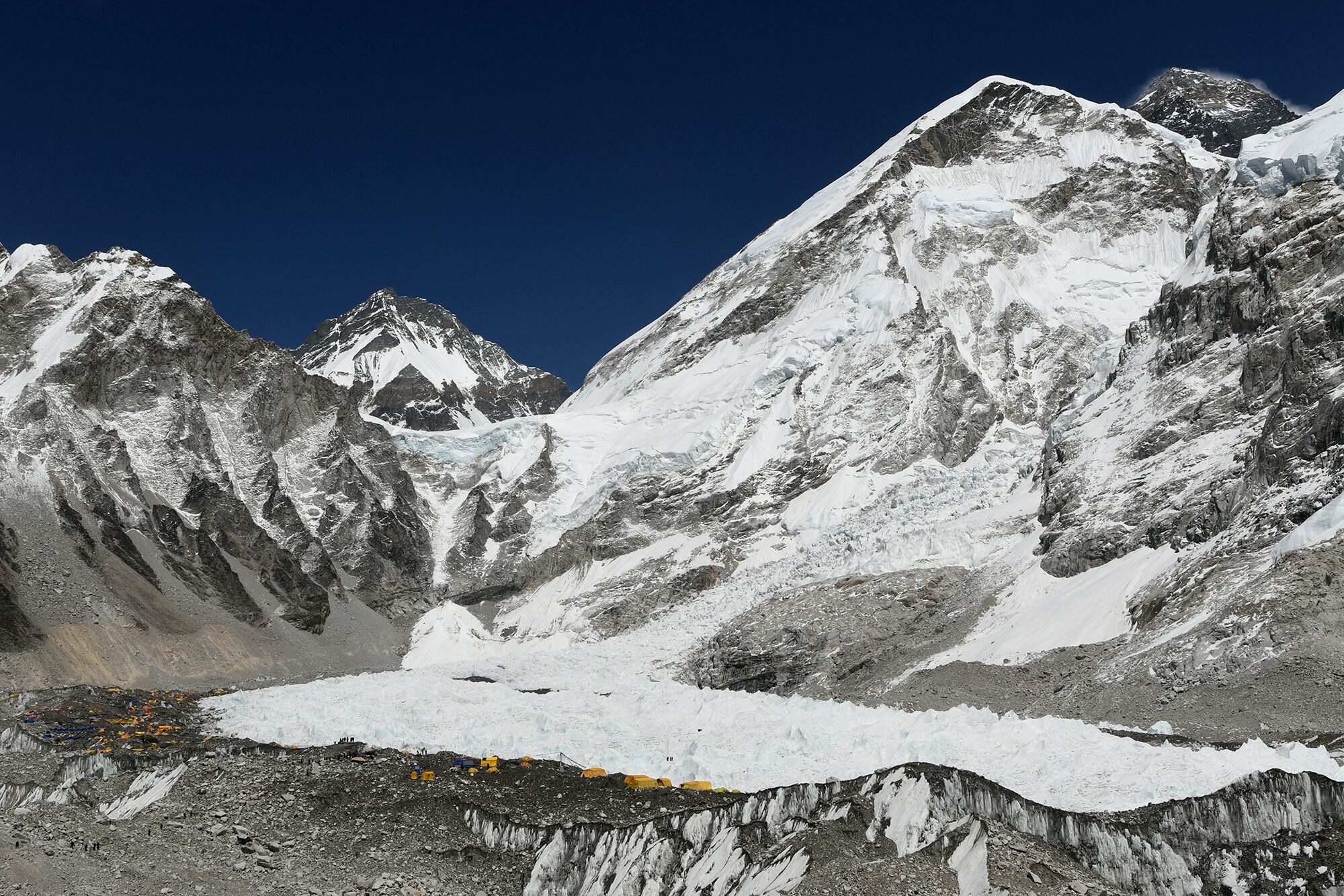 Chinees (69) met twee geamputeerde benen bereikt top Mount Everest
