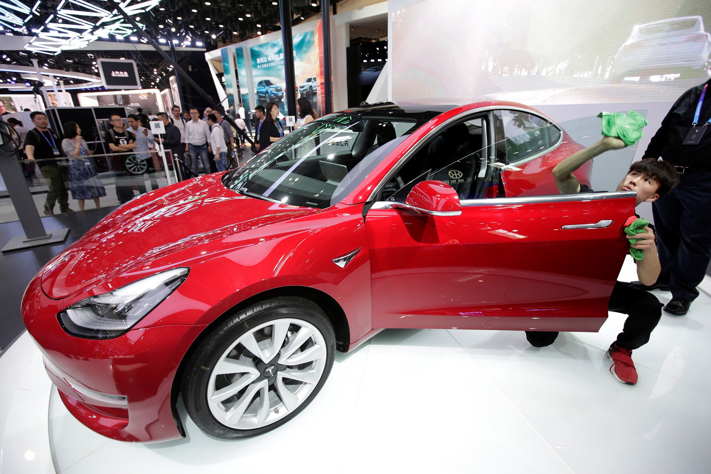 Tesla-baas Elon Musk onthult details vernieuwde Model 3