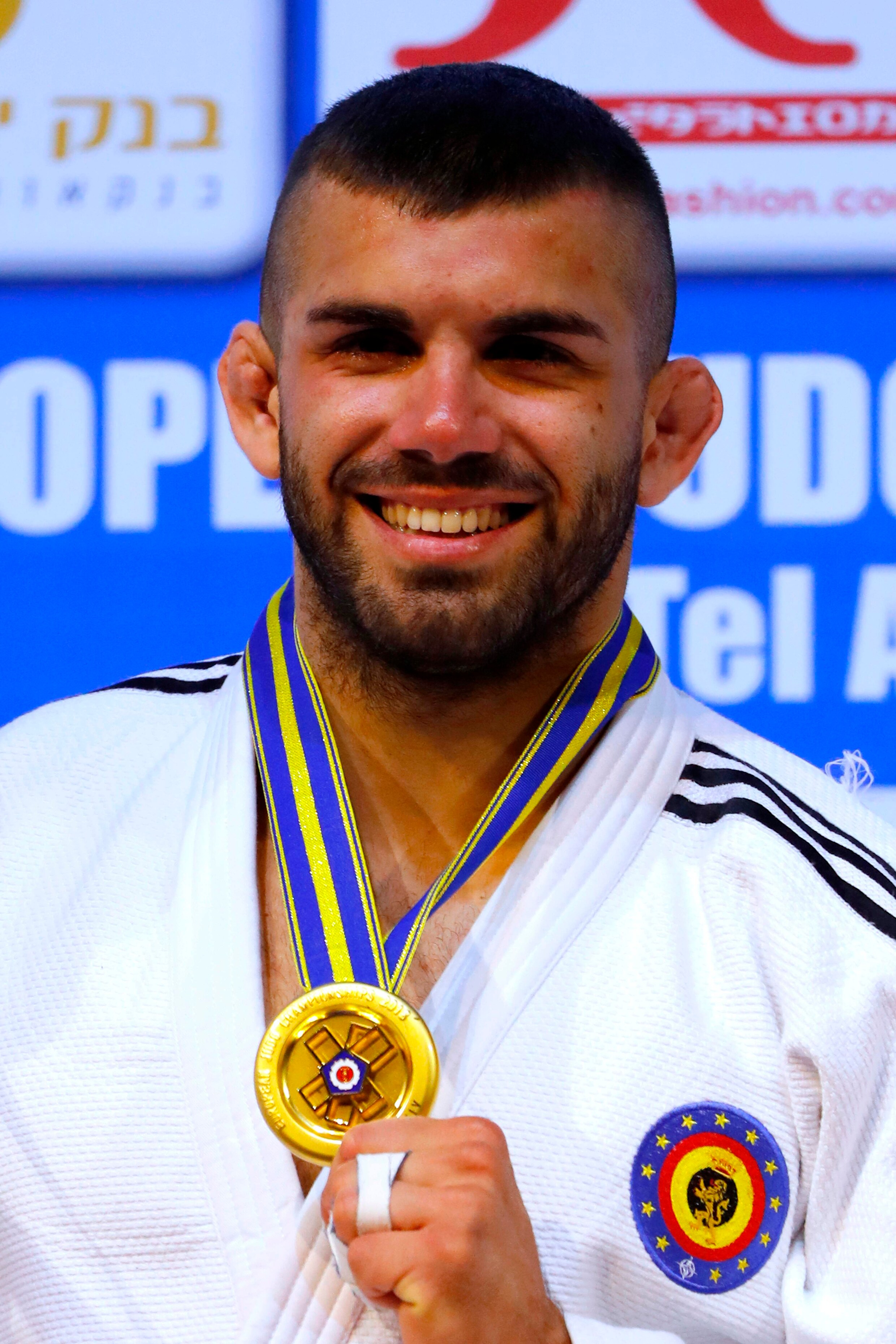 Toma Nikiforov pakt na een ippon de gouden medaille op het EK judo