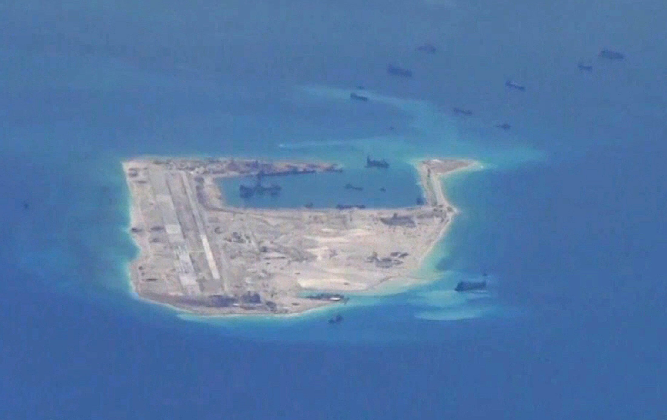 China laat voor het eerst bommenwerpers landen op omstreden eilanden
