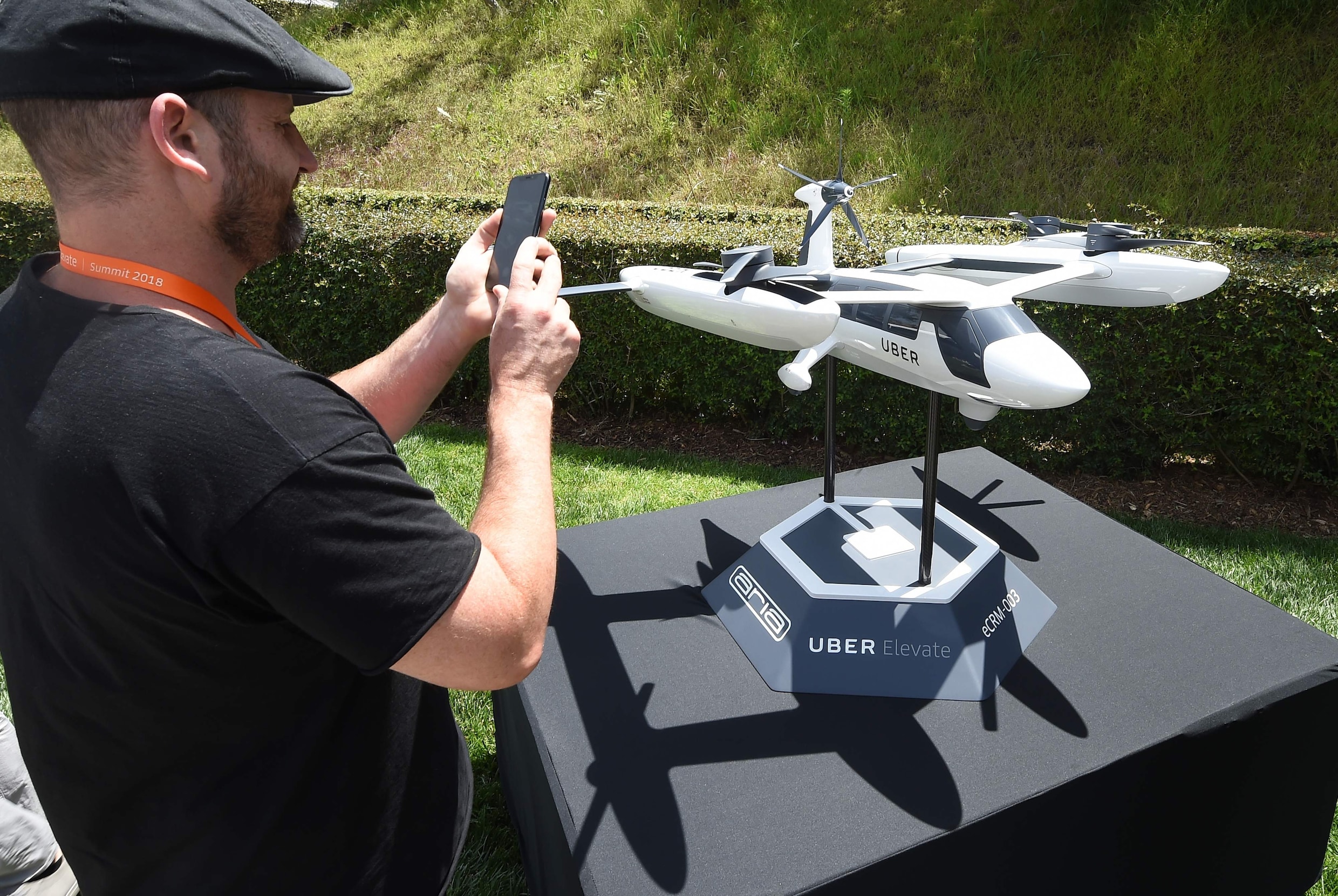 Met deze vliegende taxi-drone wil Uber de lucht veroveren