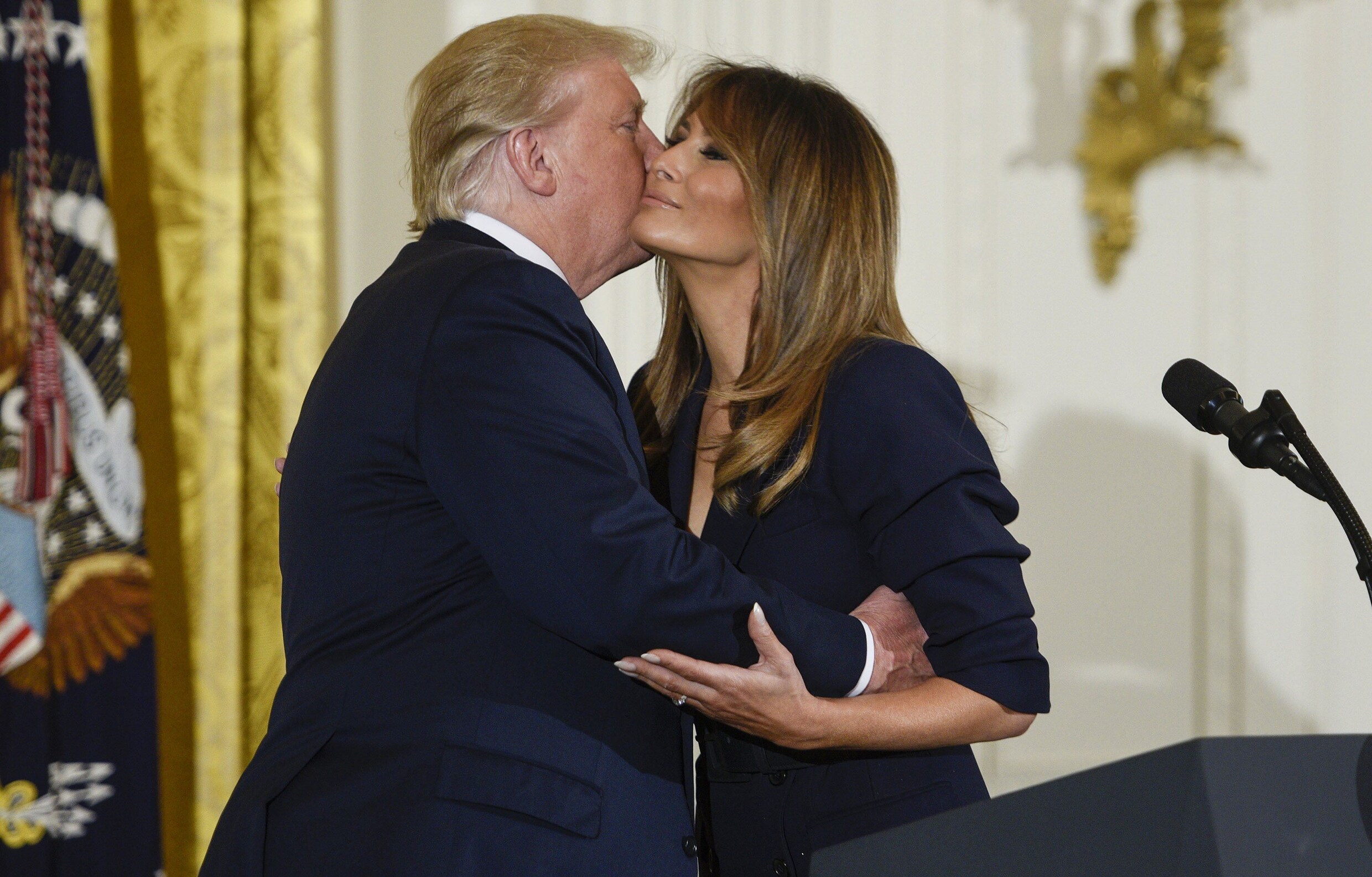 Melania Trump verschijnt opnieuw naast echtgenoot Donald: "Het gaat zeer goed met haar"