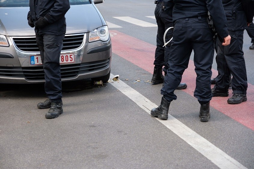 Wilde achtervolging eindigt met arrestatie in Brussel: één verdachte nog op de vlucht