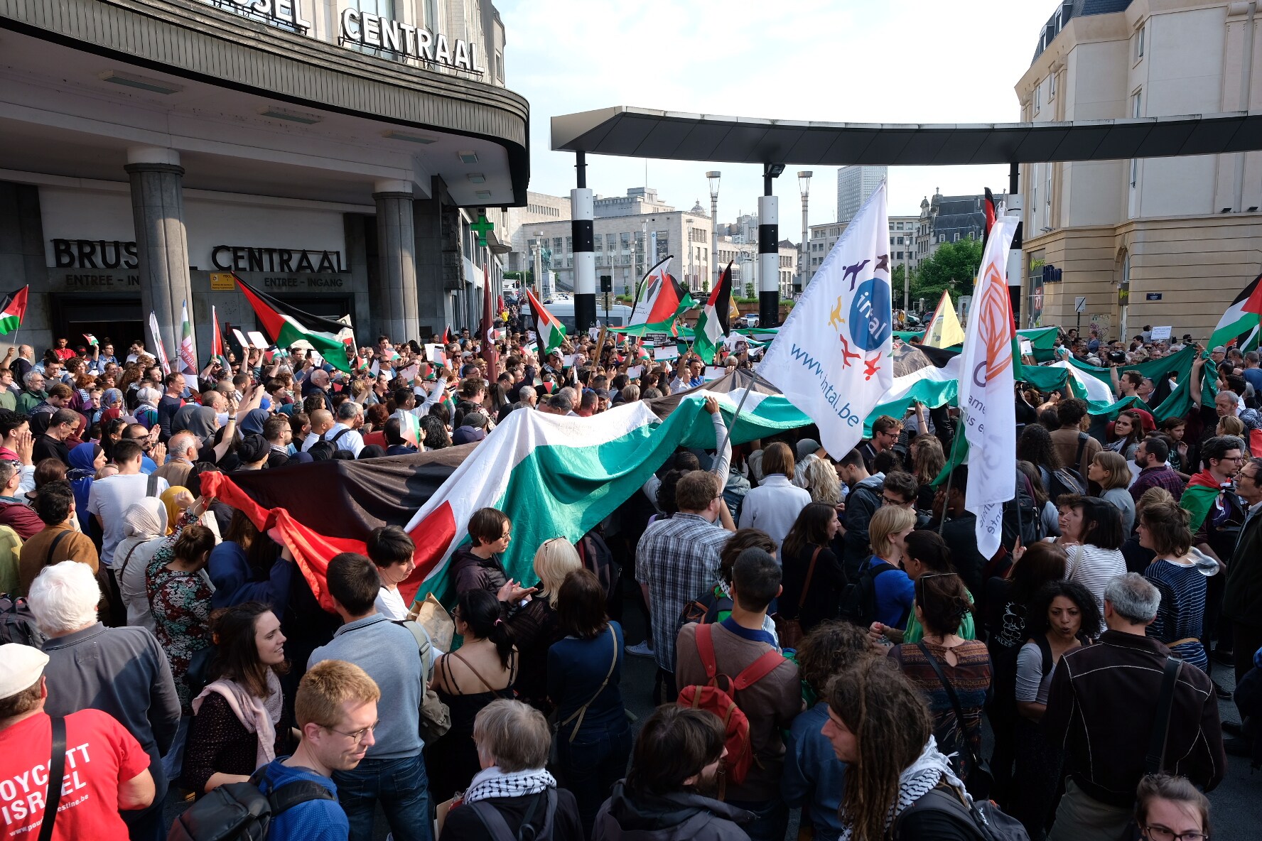 19.08 uur - 850 betogers aan Brussel-Centraal