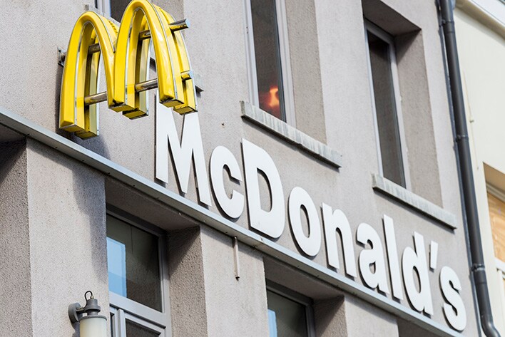 Wereldprimeur: McDonald's bant vanaf september plastic rietjes in Brussel en Namen