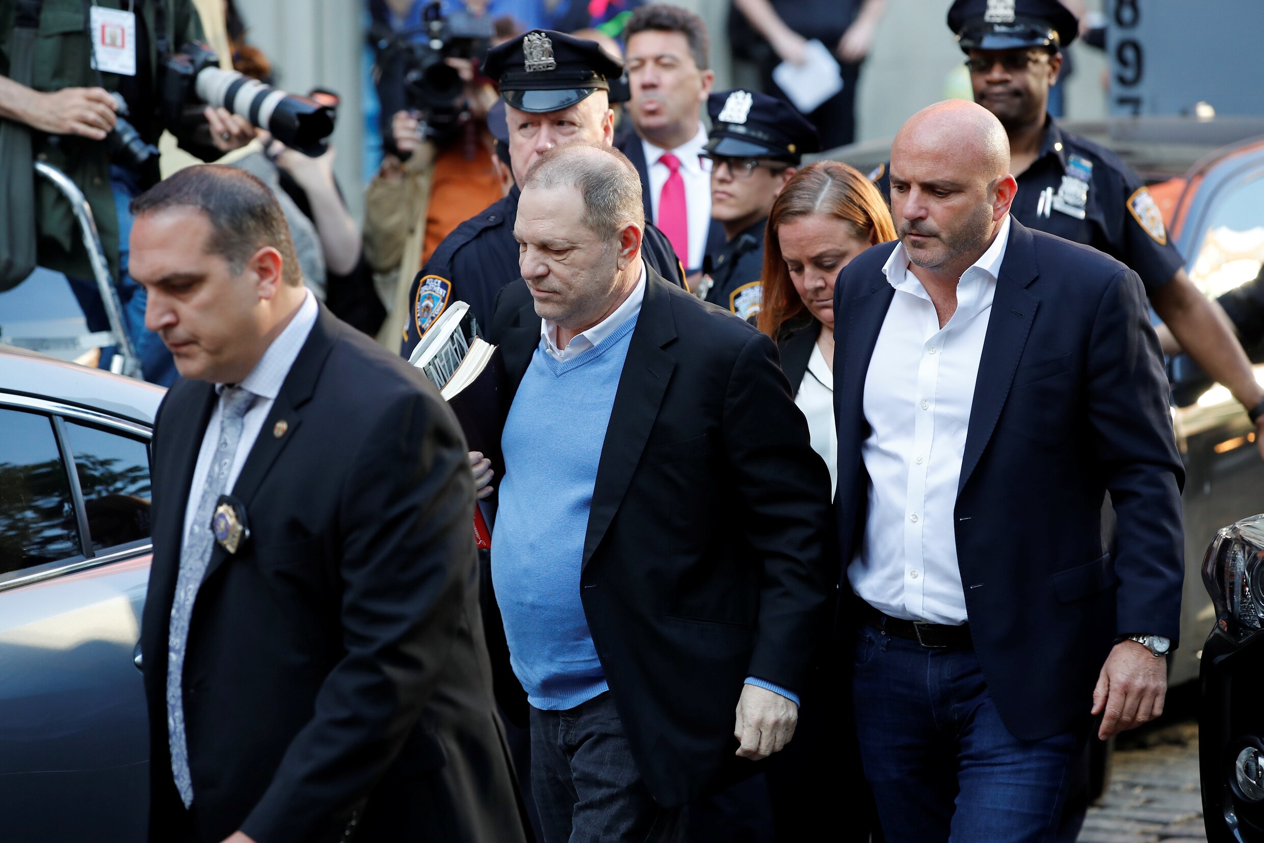 Weinstein officieel aangeklaagd voor verkrachting en onder elektronisch toezicht geplaatst
