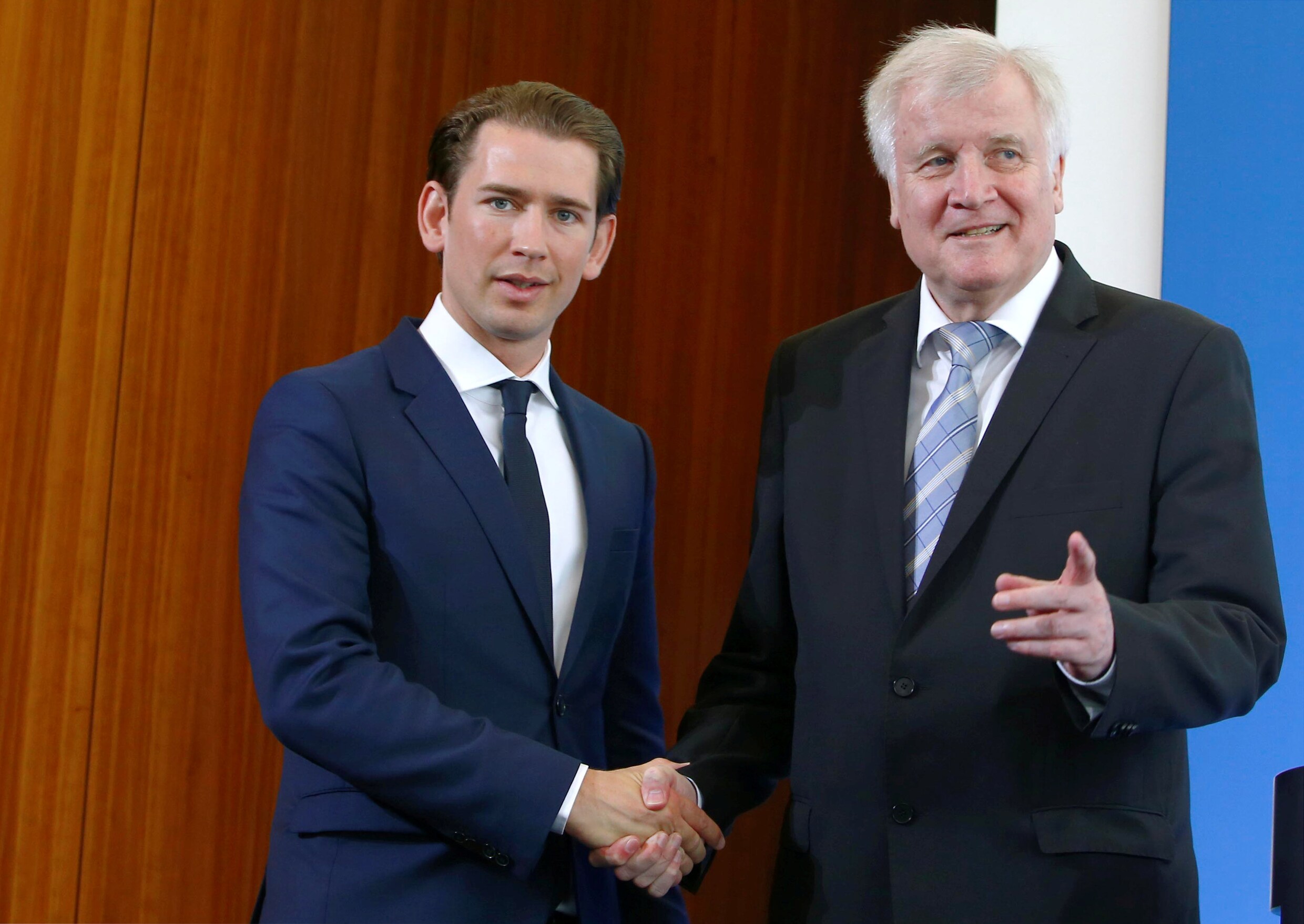 Duitse binnenlandminister Seehofer praat met Oostenrijkse kanselier Kurz