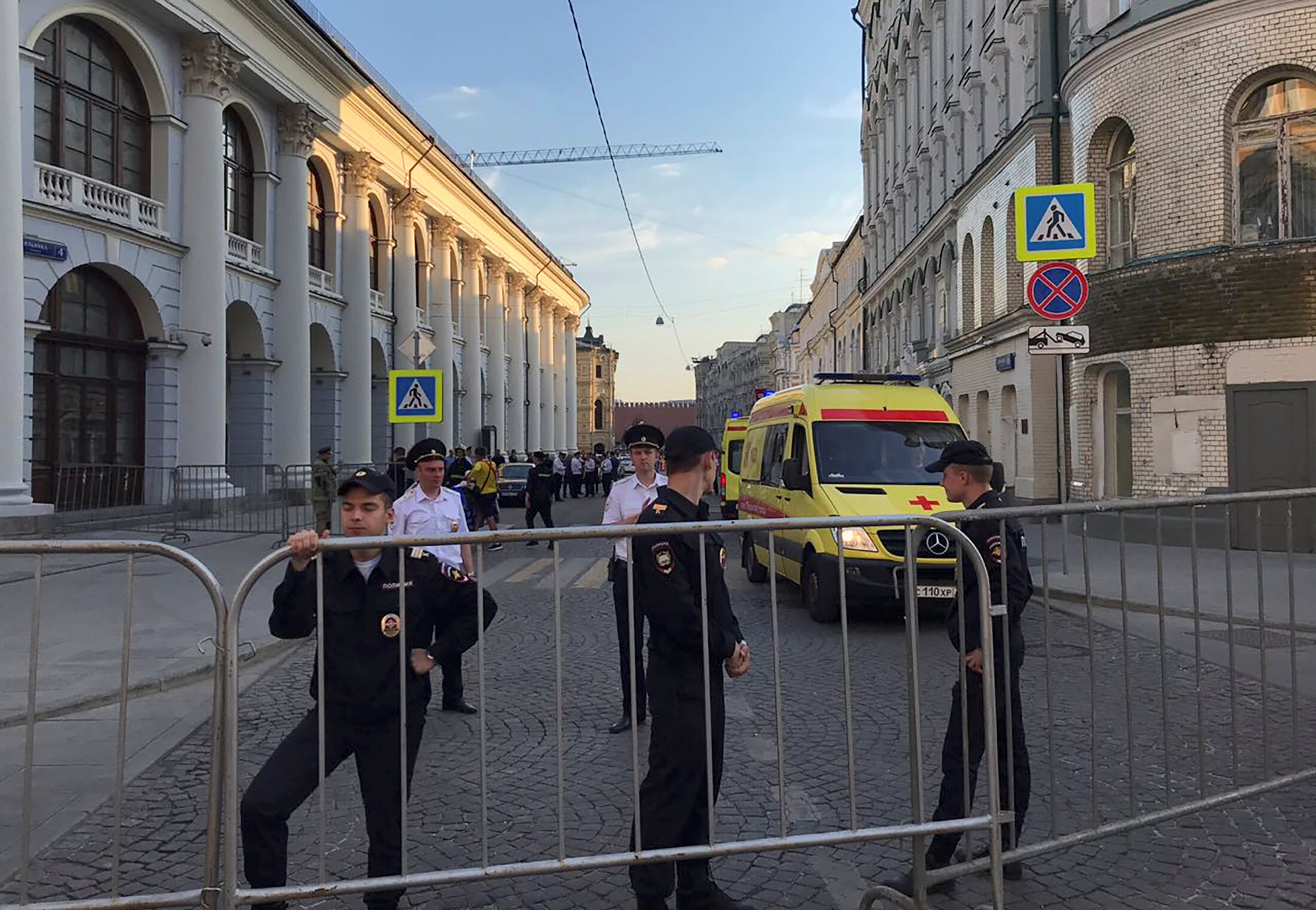Taxi rijdt in op voorbijgangers in Moskou: acht gewonden, onder wie voetbalfans