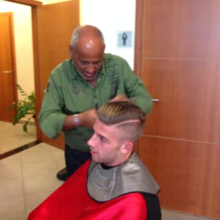 Dit is de speciaal ingevlogen kapper van de Rode Duivels: ‘De dag voor de match heb ik het altijd zéér druk’