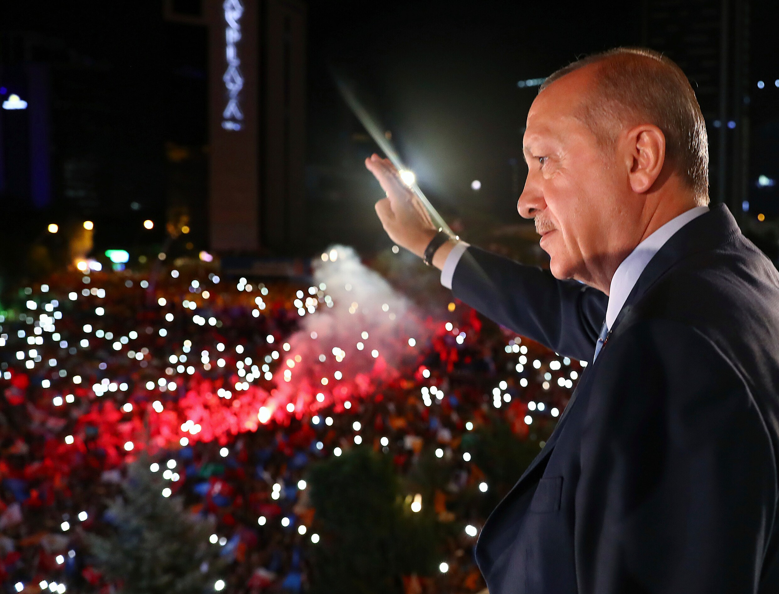 Kiescommissie roept president Erdogan uit tot winnaar, oppositie protesteert