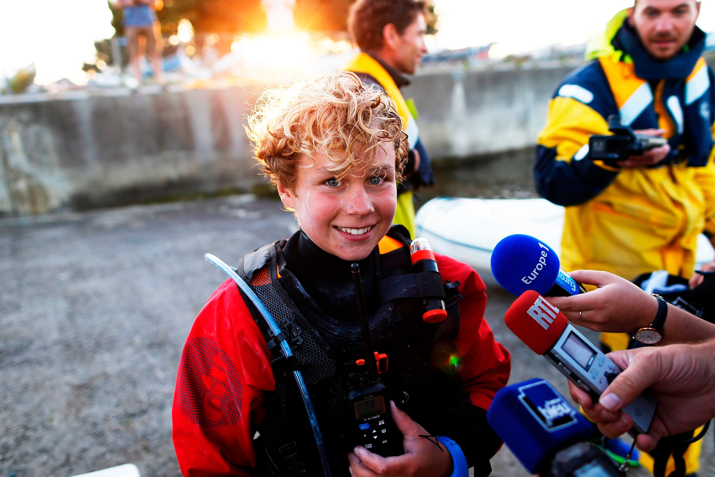 VIDEO. Franse jongen (12) vestigt nieuw record bij oversteek Kanaal in zeilbootje