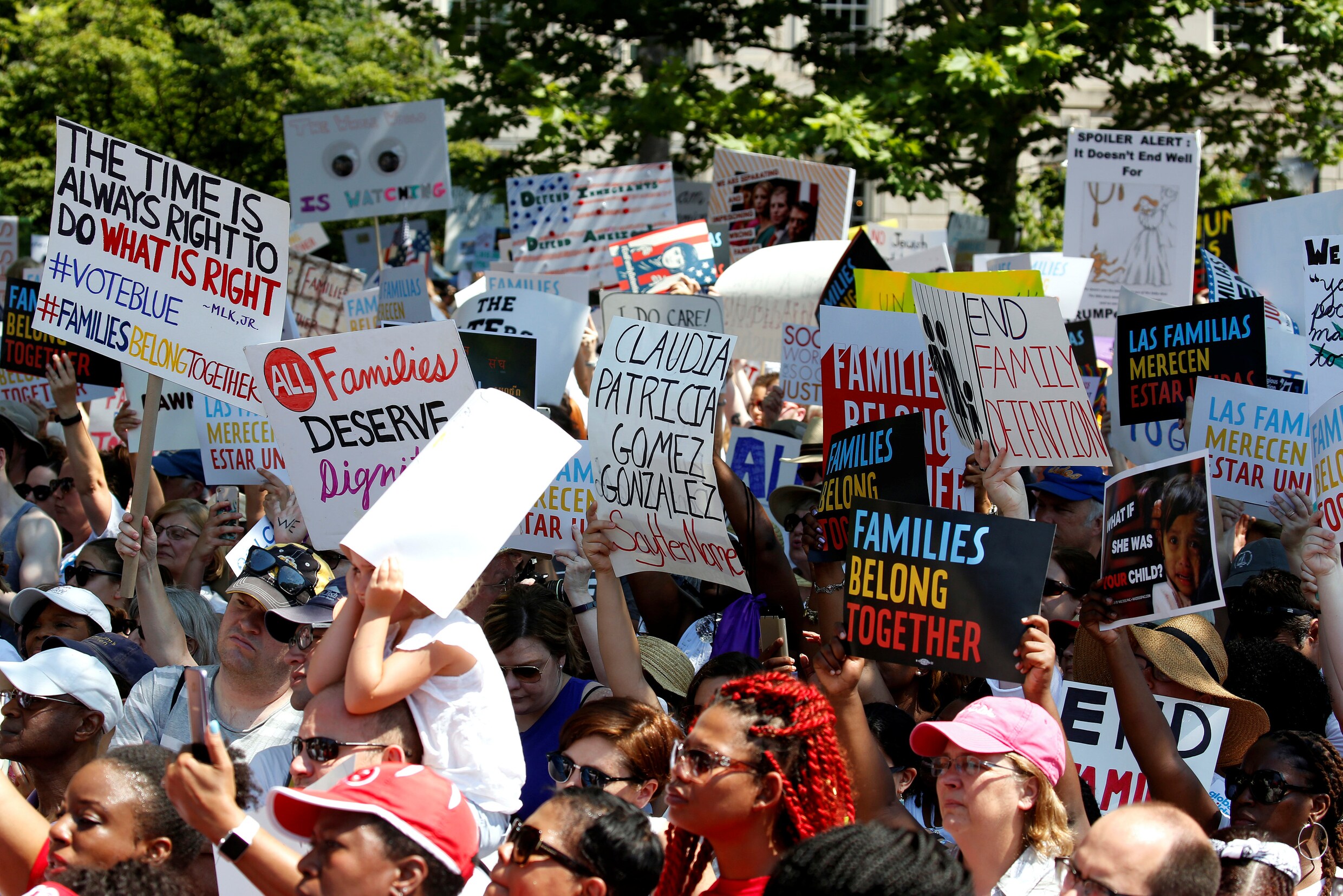 Duizenden mensen protesteren tegen migratiebeleid Trump