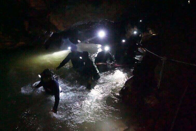 Vermiste voetballers en coach na 9 dagen levend teruggevonden in Thaise grot