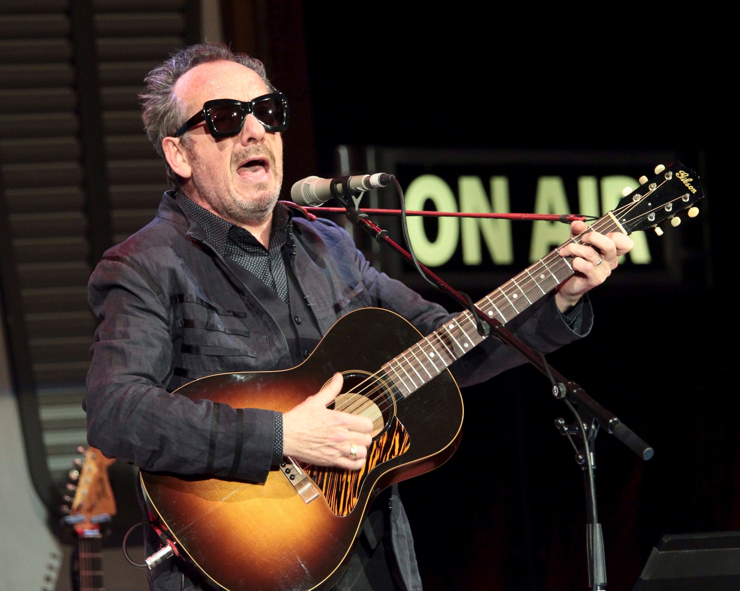 Elvis Costello breekt tournee af wegens strijd tegen agressieve kanker