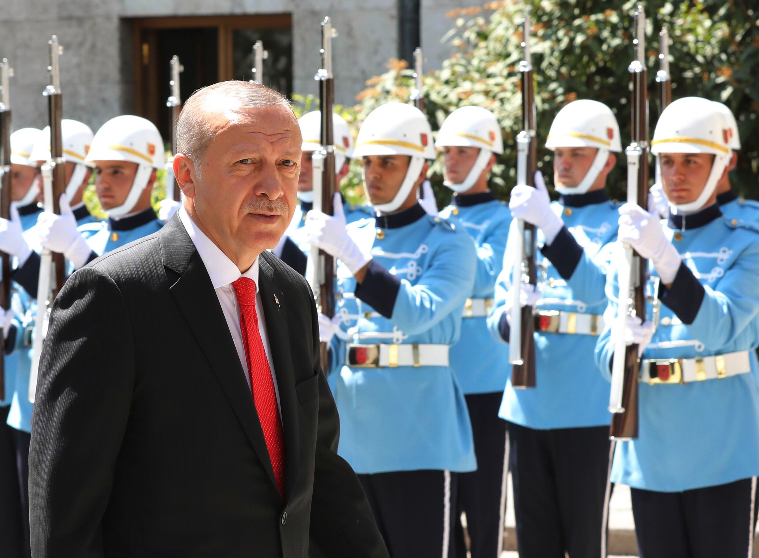 Meer dan 18.000 Turkse ambtenaren ontslagen door nieuw decreet